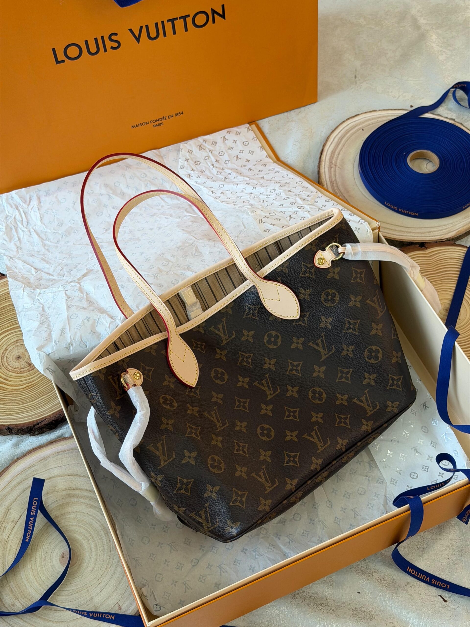 Louis Vuitton Neverfull MM Tote Bag - Image 12