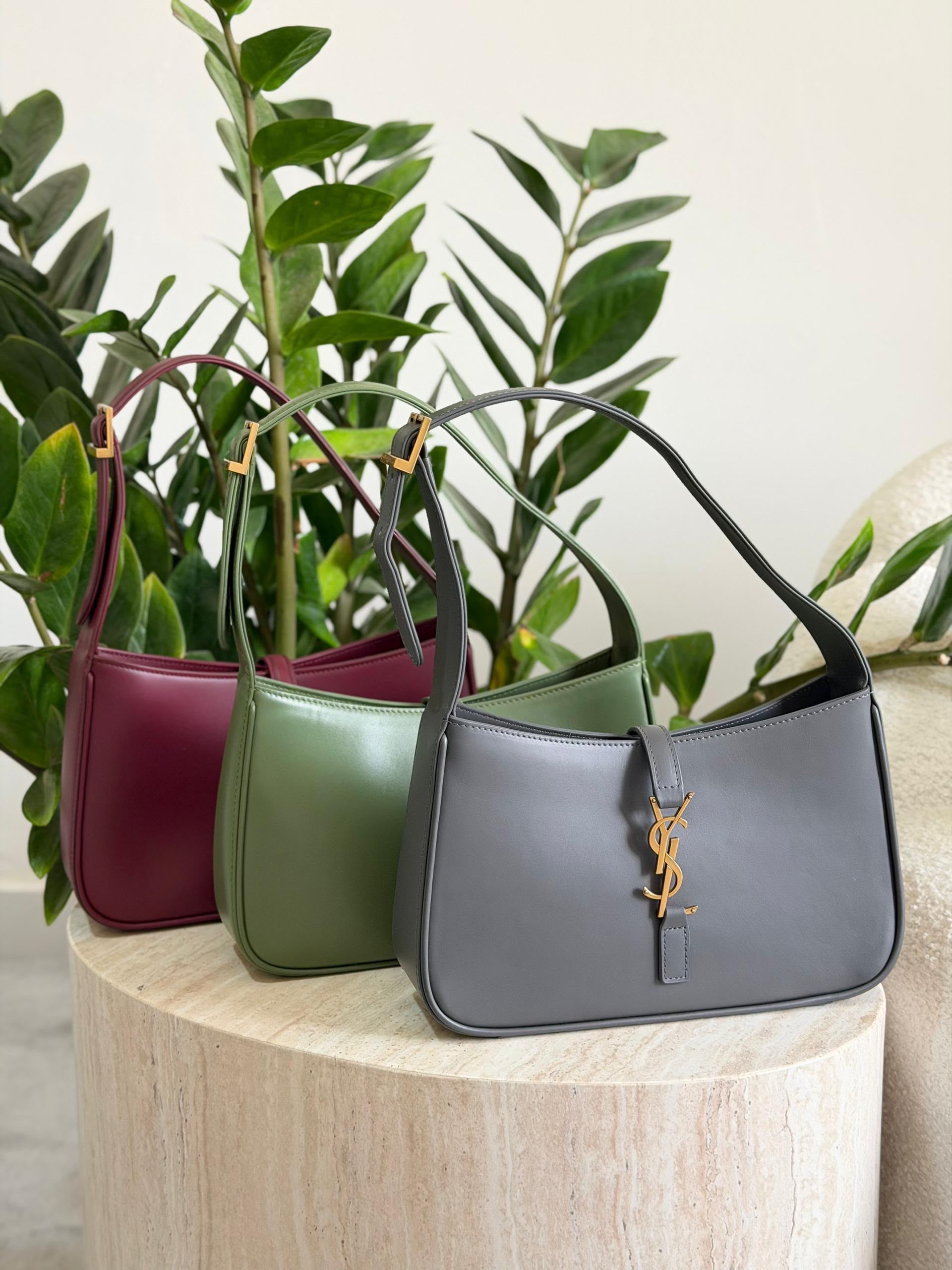 Yves Saint Laurent Le 5 À 7 Hobo Bag - Image 4