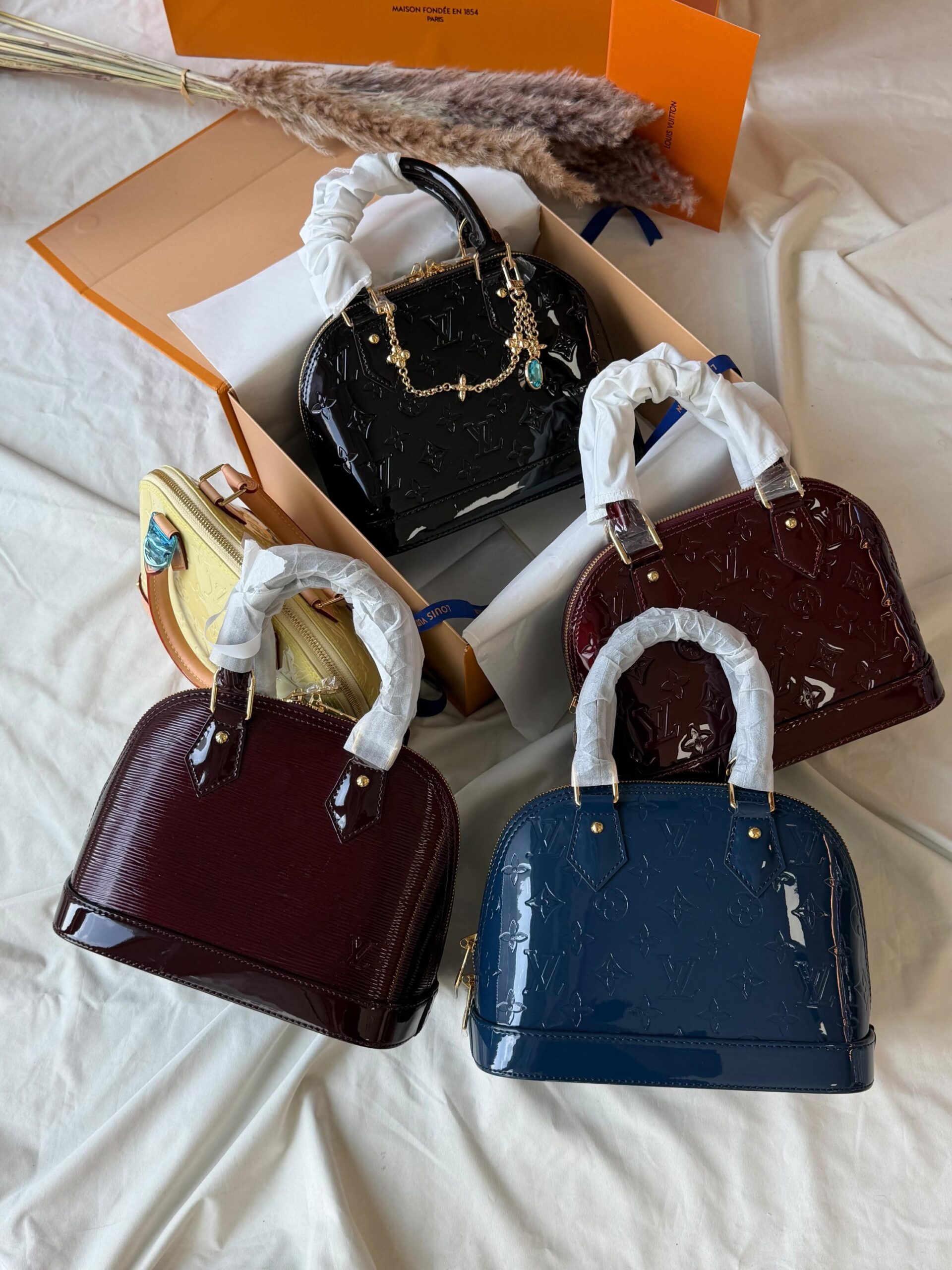 Louis Vuitton Alma Handbag Vernis Patent Leather - Image 6