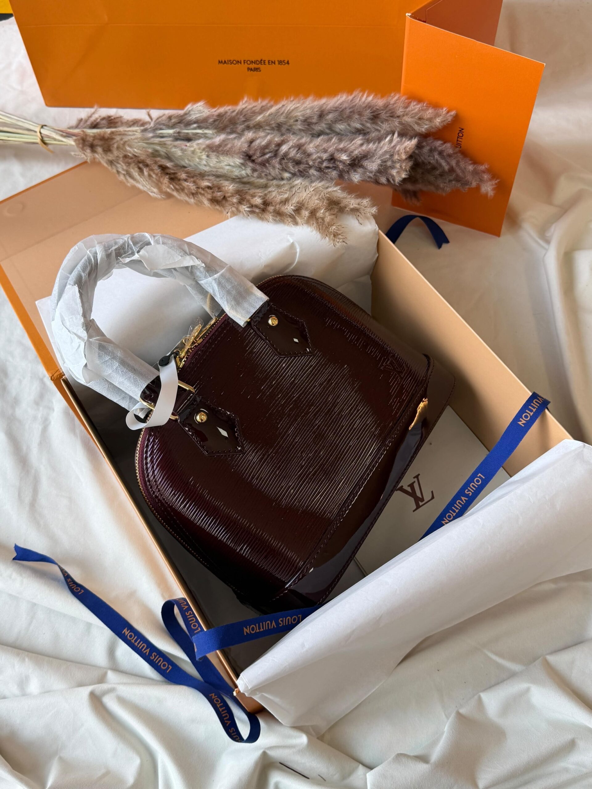 Louis Vuitton Alma Handbag Vernis Patent Leather - Image 5