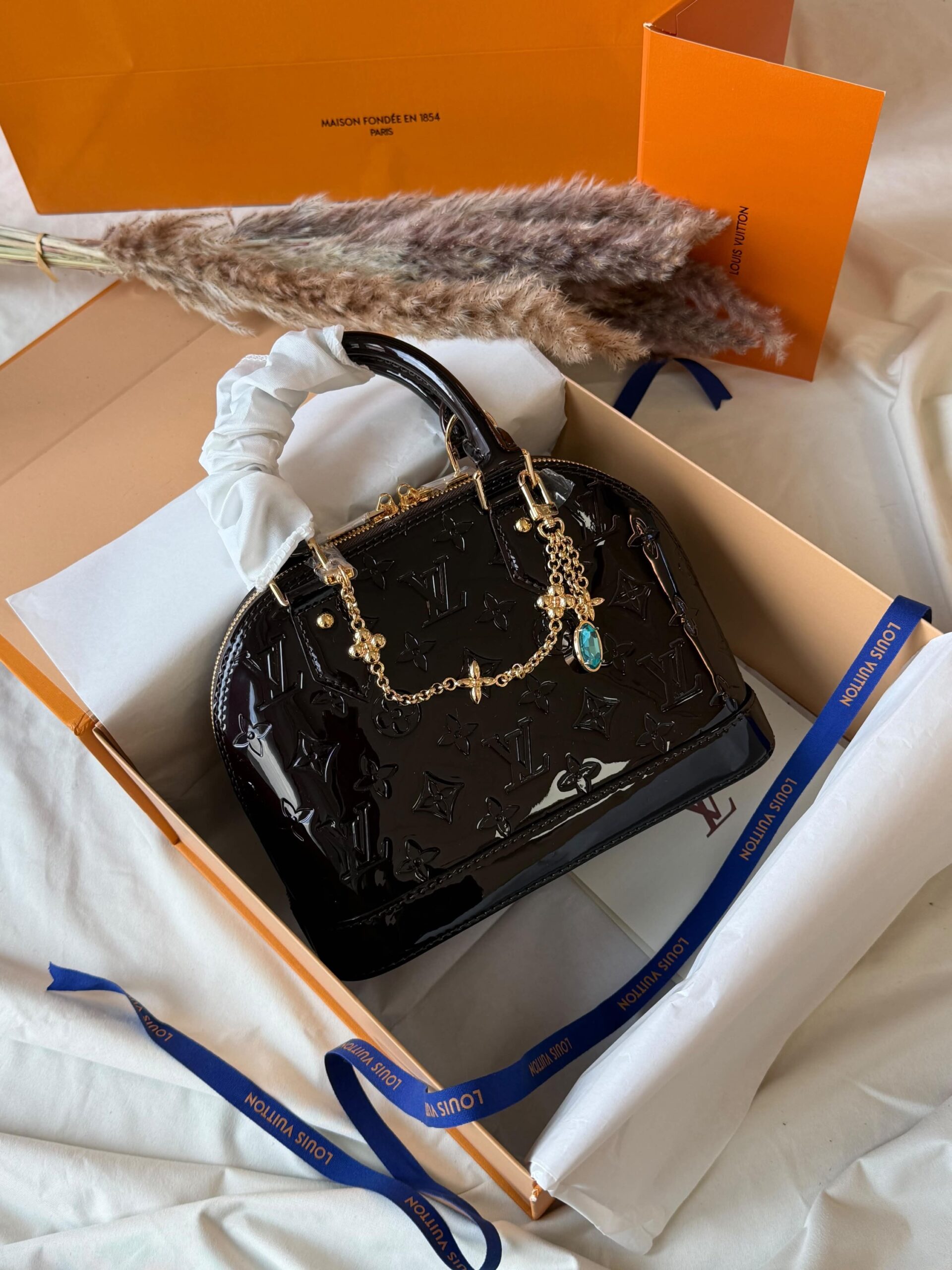 Louis Vuitton Alma Handbag Vernis Patent Leather - Image 4