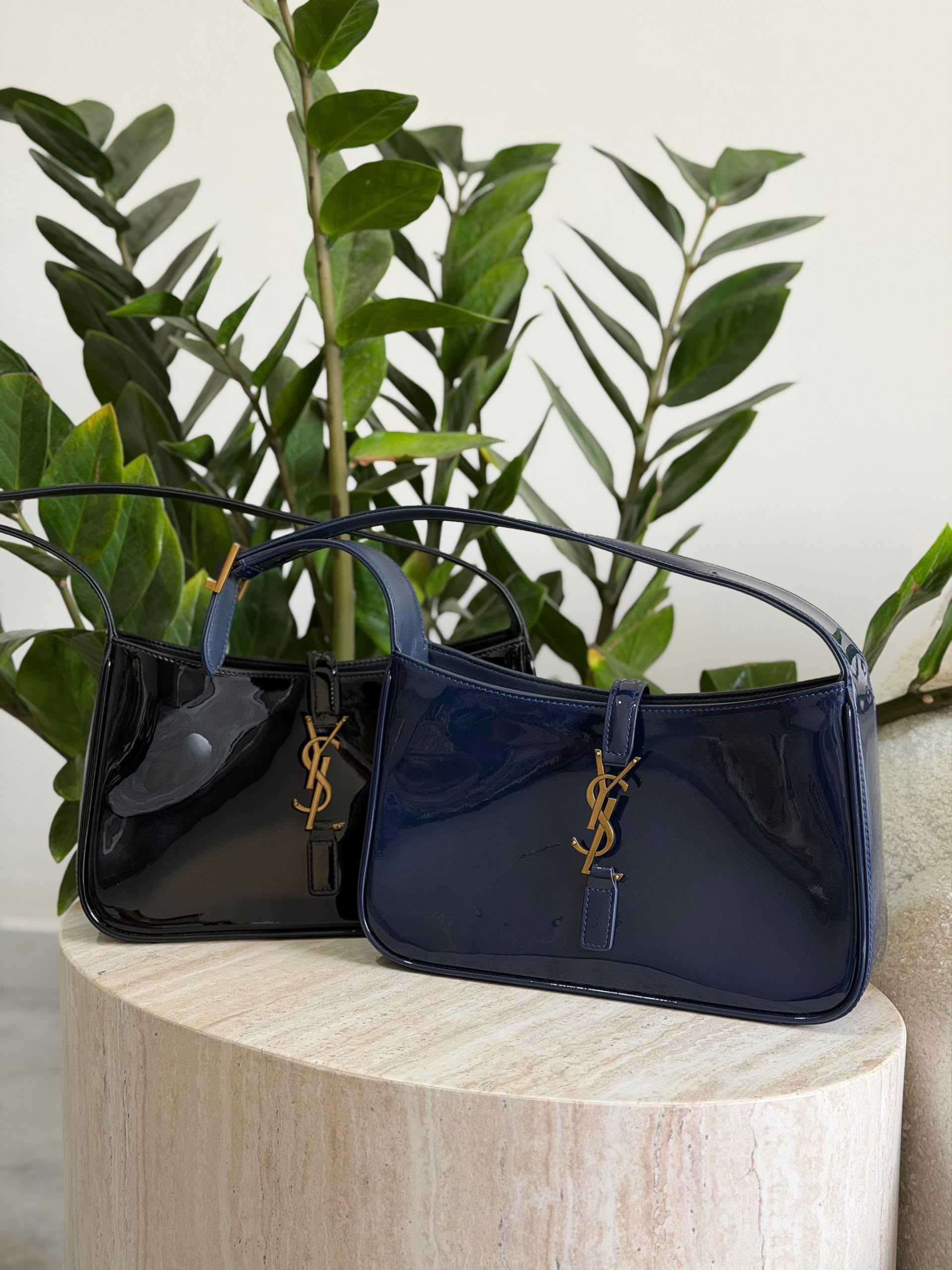 Yves Saint Laurent Le 5 À 7 Hobo Bag - Image 17