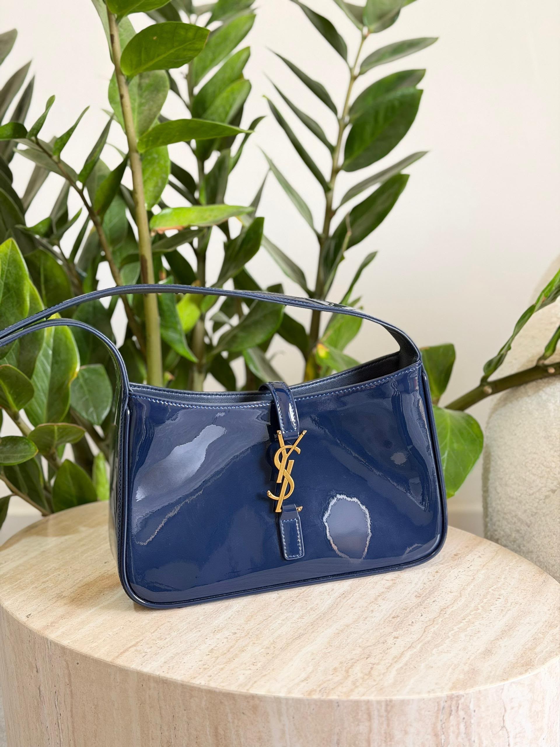 Yves Saint Laurent Le 5 À 7 Hobo Bag - Image 16