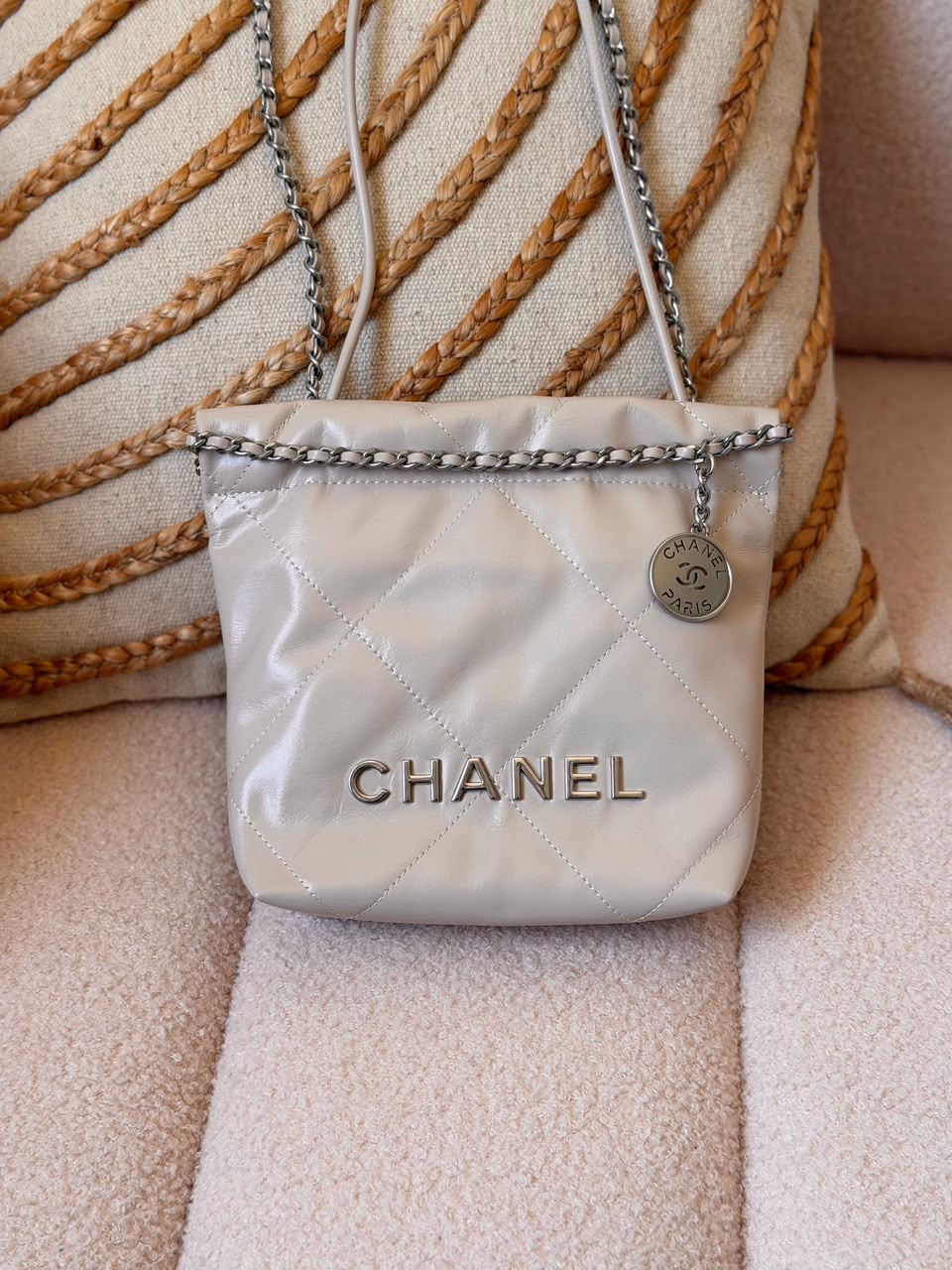 Chanel 22 Bag Vibrant Burgundy Shiny Calfskin Leather - Image 5