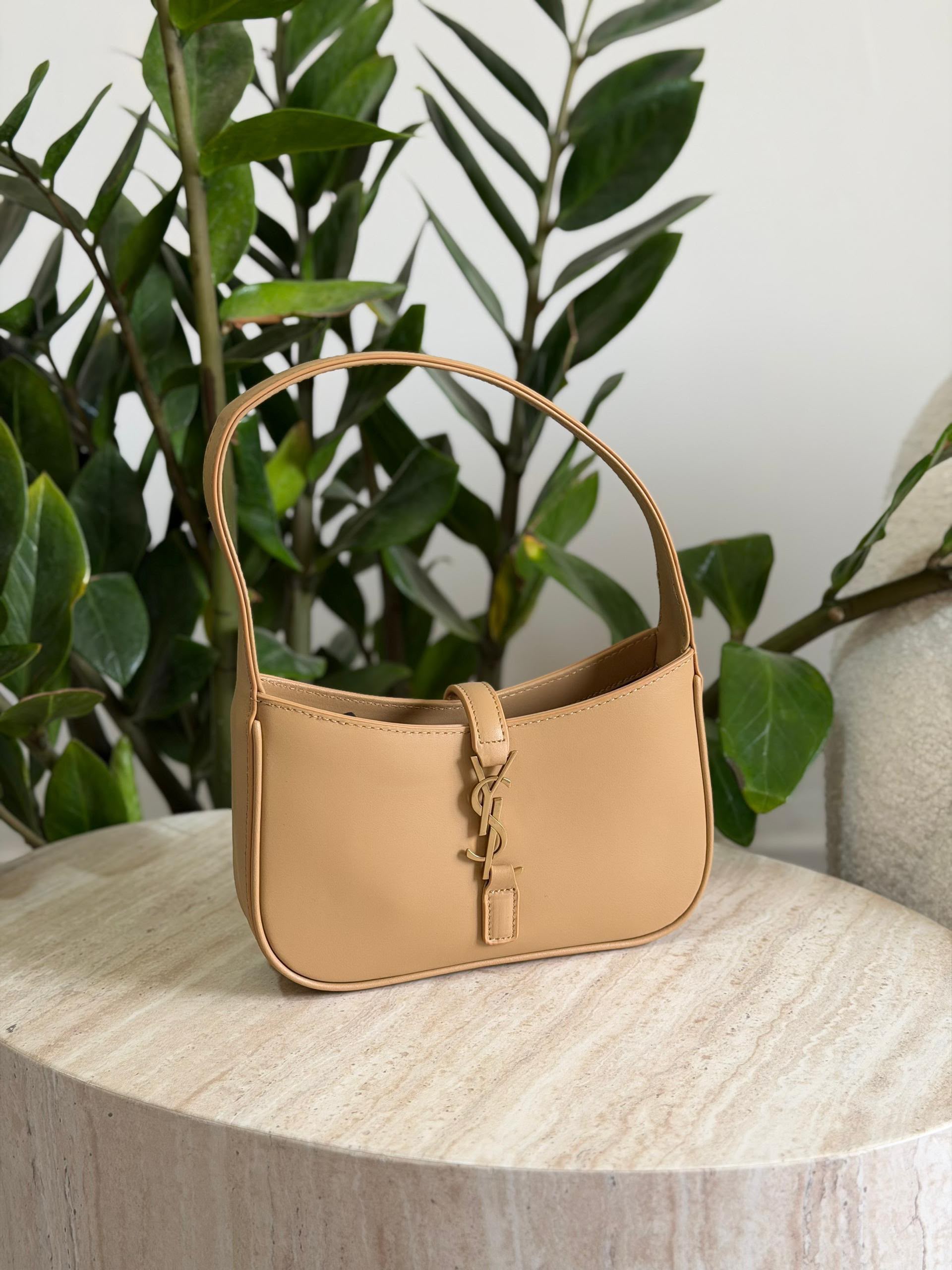 Yves Saint Laurent Le 5 À 7 Hobo Bag - Image 13