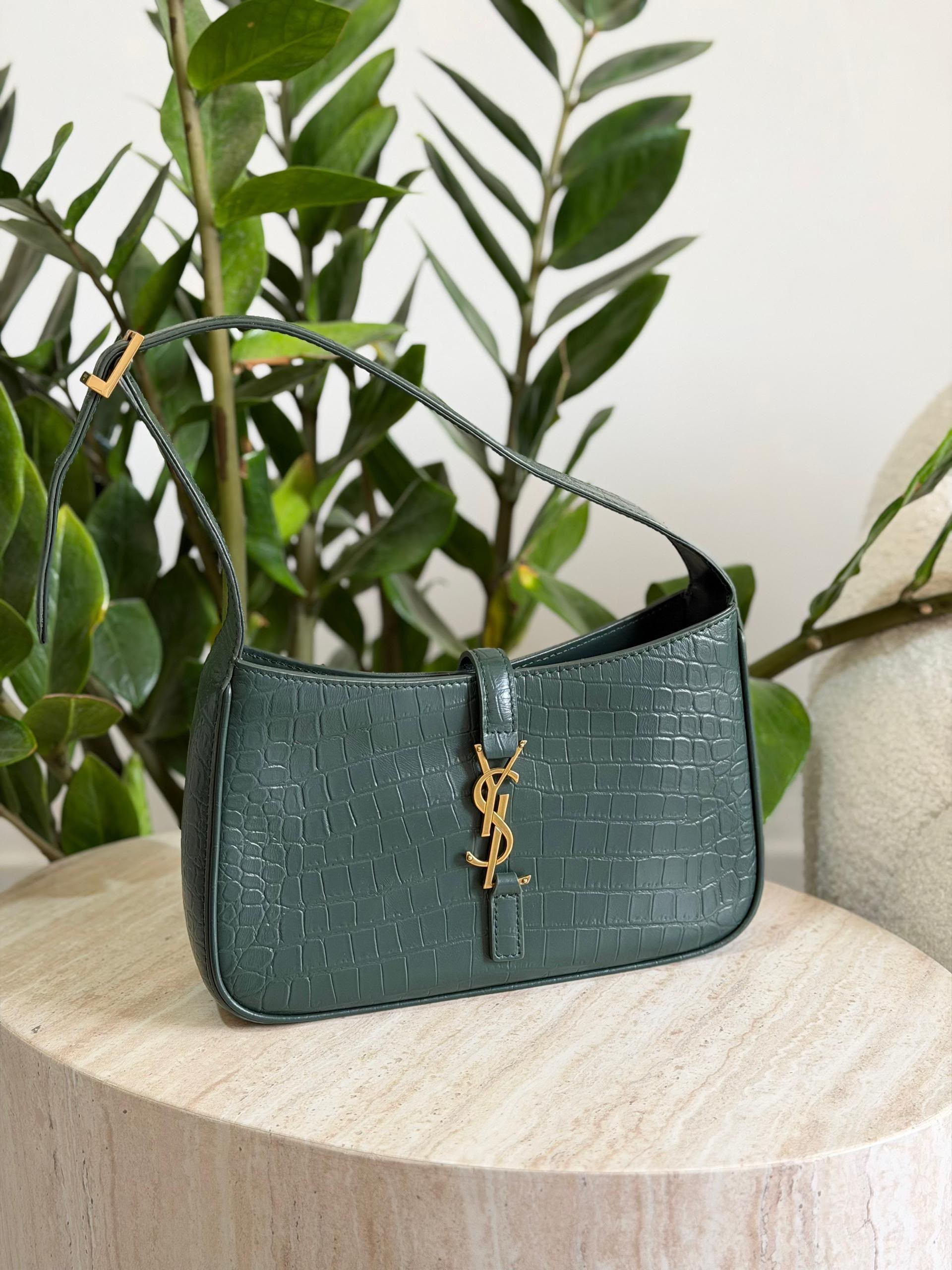 Yves Saint Laurent Le 5 À 7 Hobo Bag - Image 9