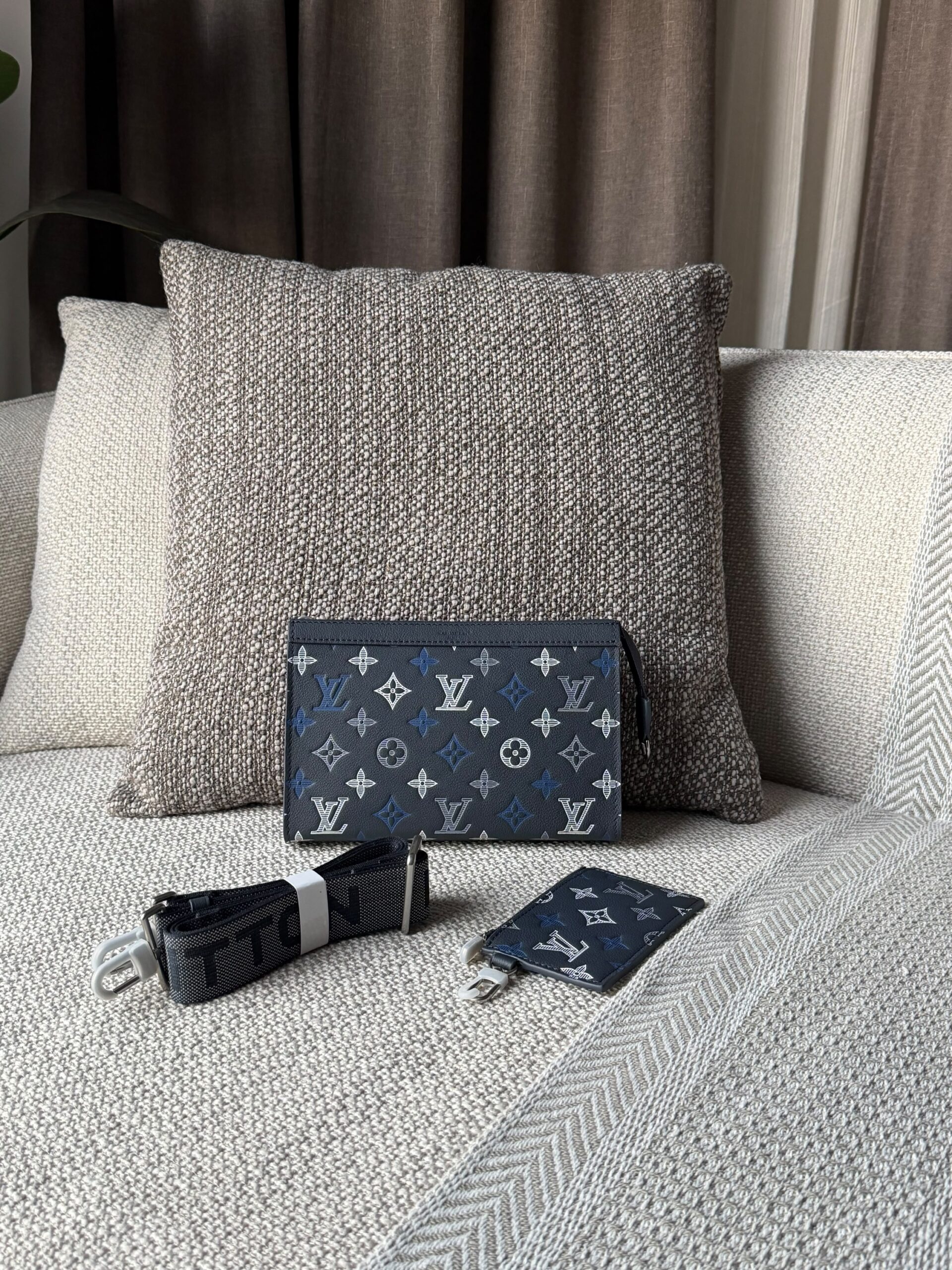 Louis Vuitton Gaston Wearable Wallet - Image 3