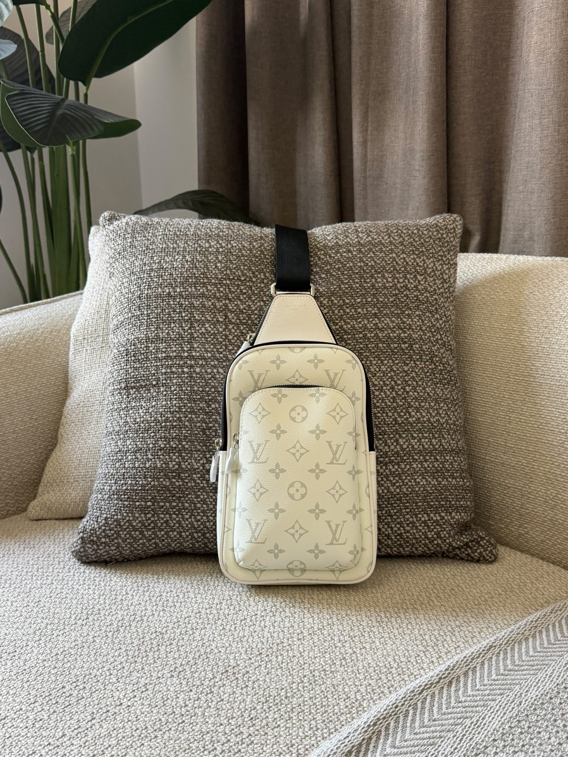 Louis Vuitton Avenue Slingbags - Image 2