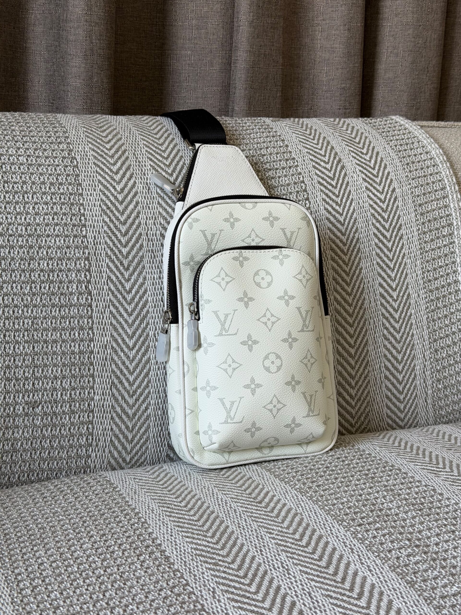 Louis Vuitton Avenue Slingbags - Image 3
