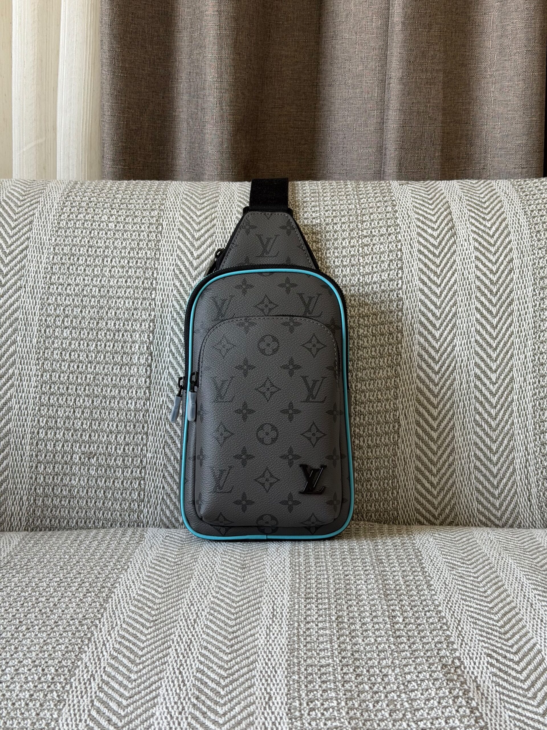 Louis Vuitton Avenue Slingbags - Image 5