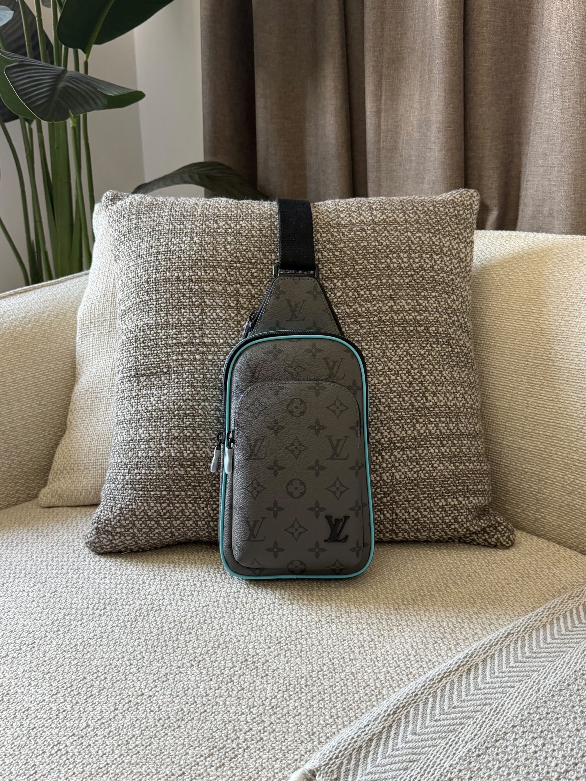 Louis Vuitton Avenue Slingbags - Image 4
