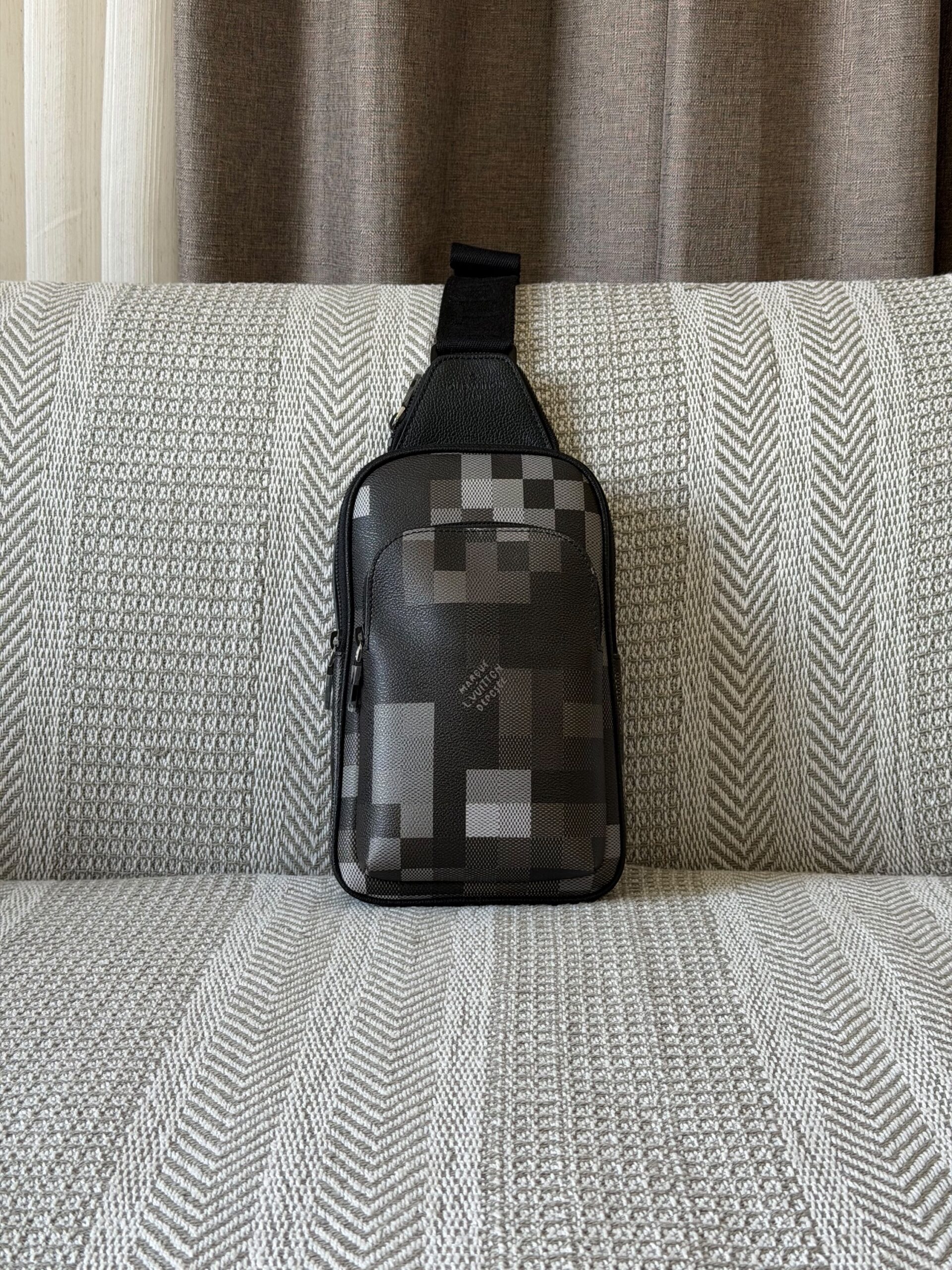 Louis Vuitton Avenue Slingbags - Image 15