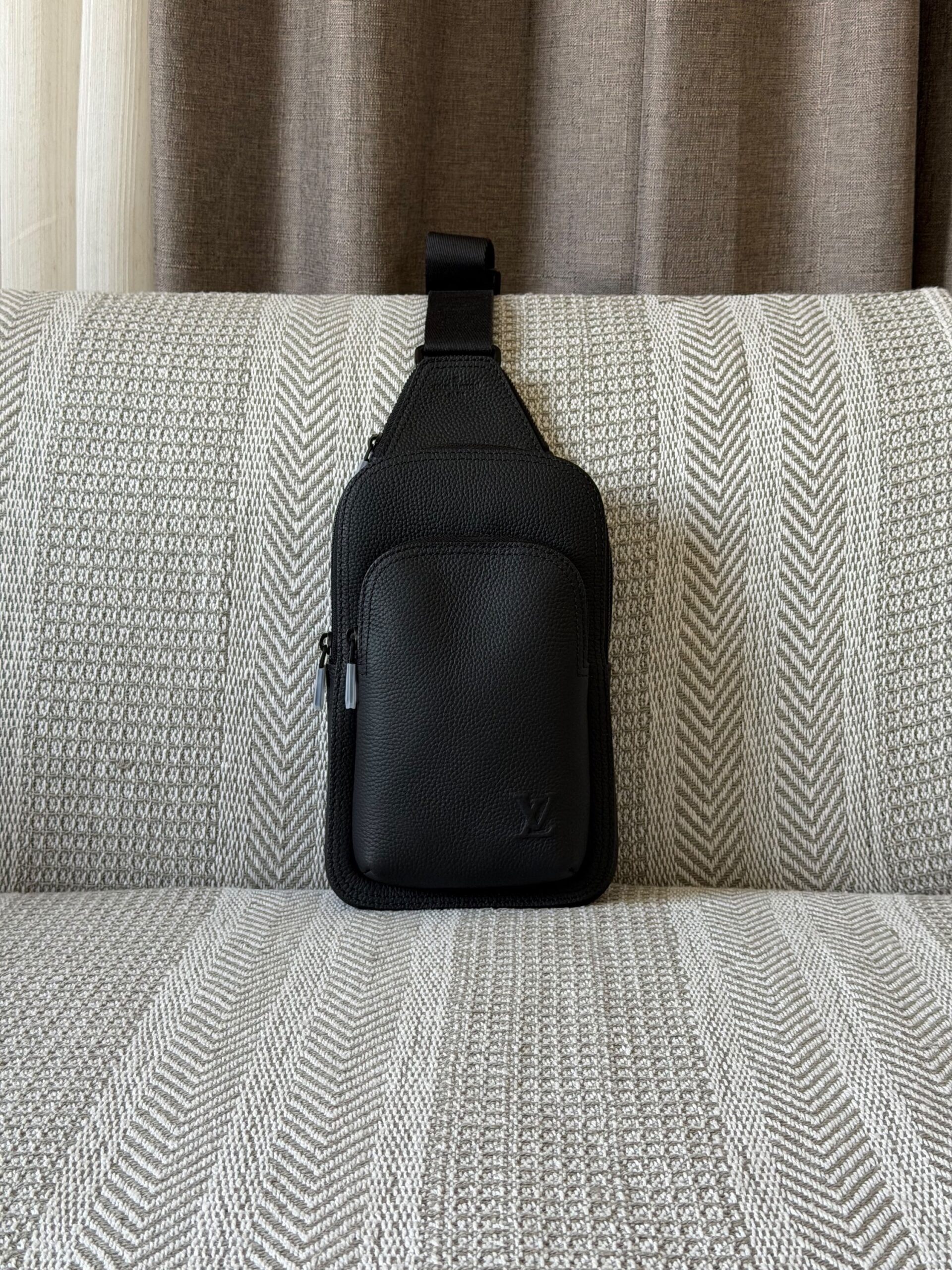 Louis Vuitton Avenue Slingbags - Image 10