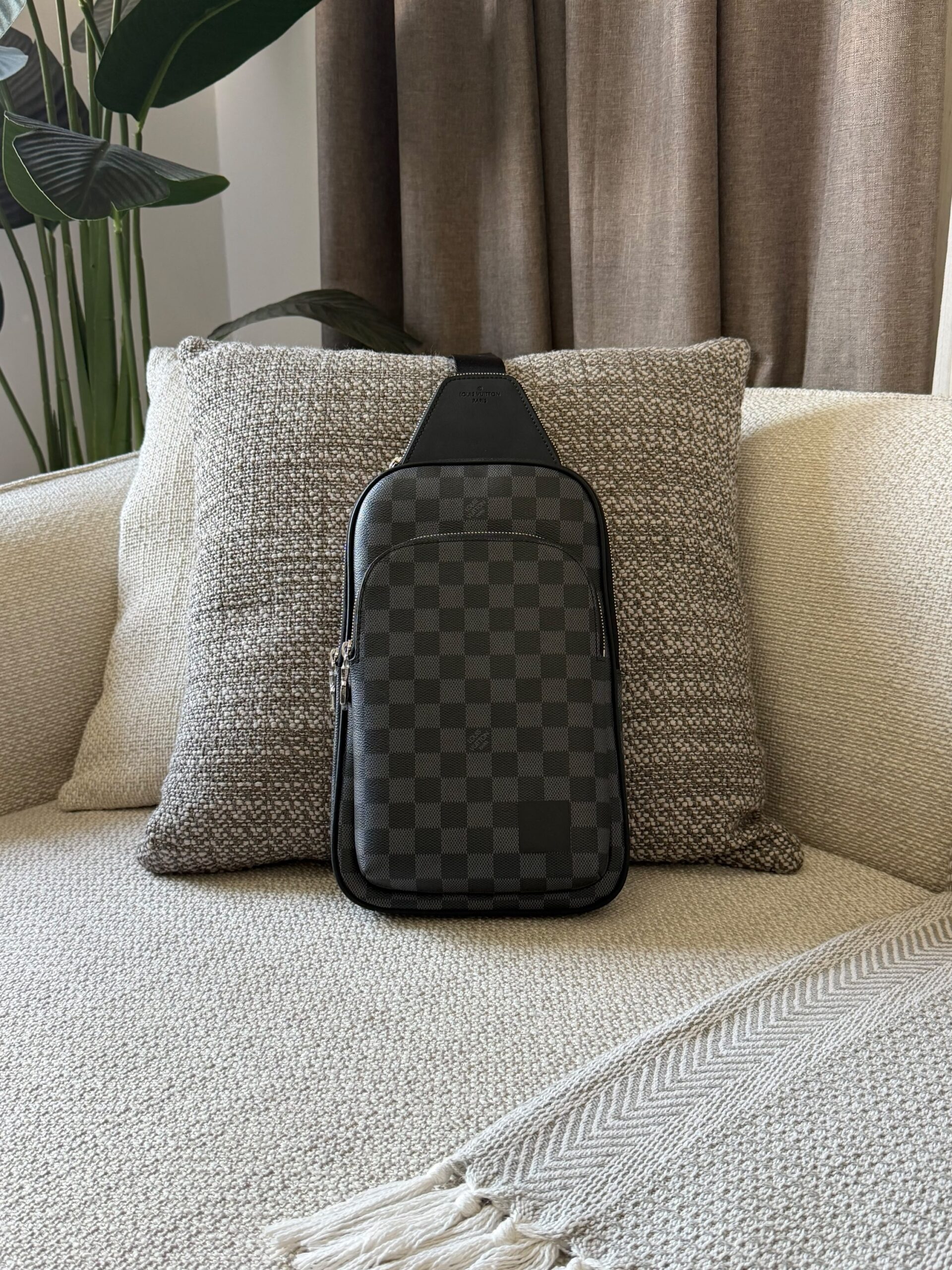 Louis Vuitton Avenue Slingbags - Image 8