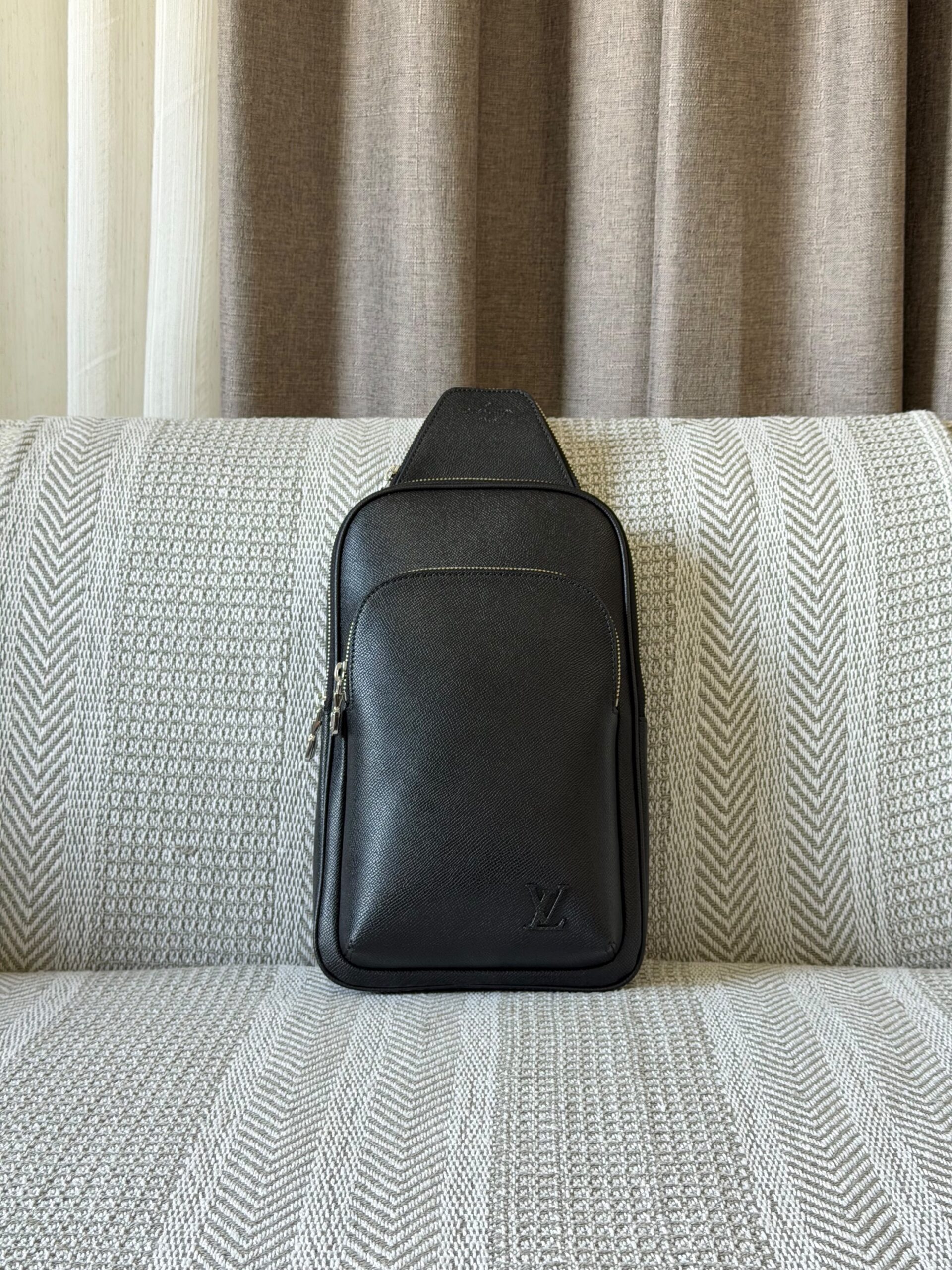 Louis Vuitton Avenue Slingbags - Image 13