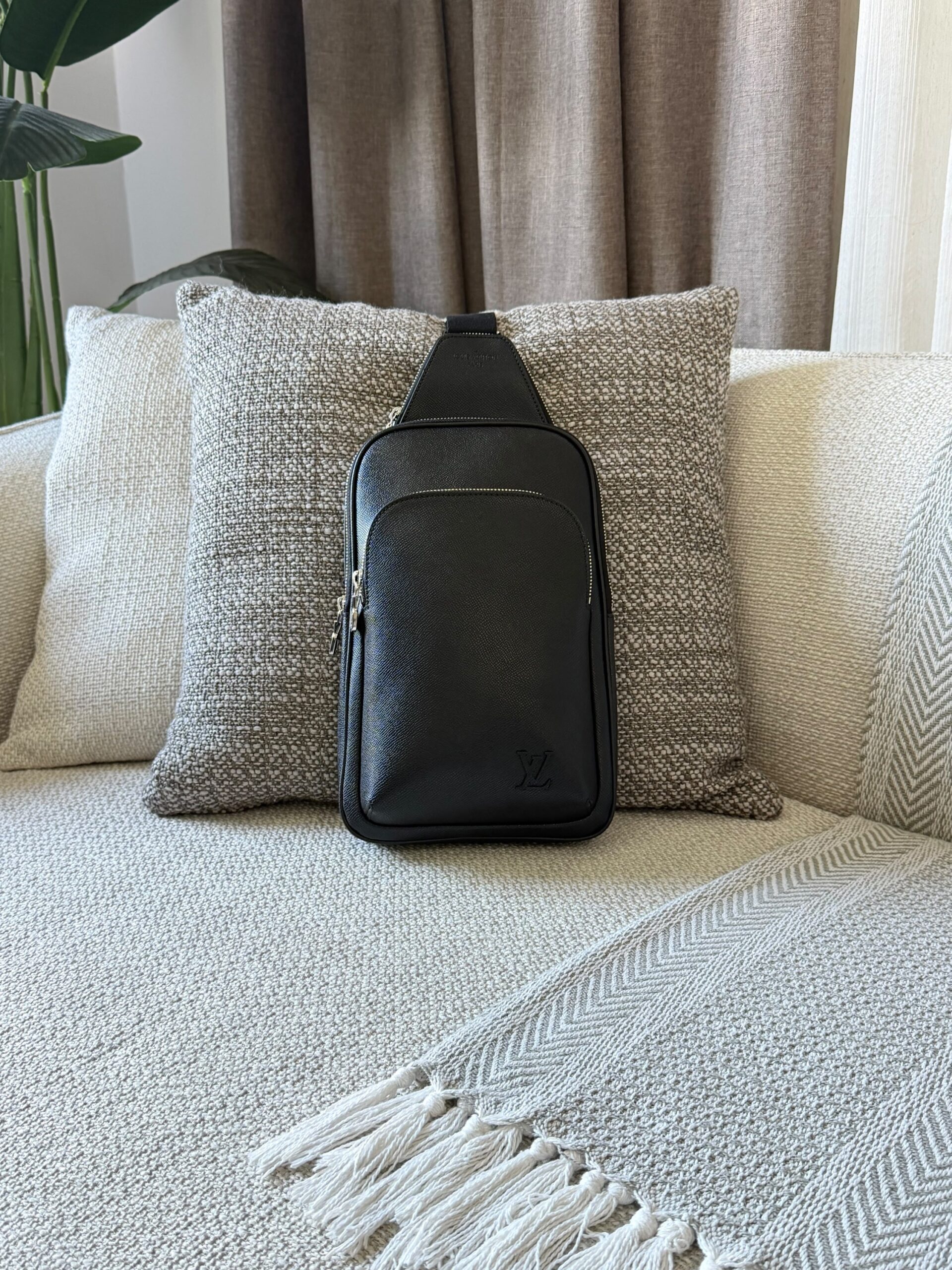 Louis Vuitton Avenue Slingbags - Image 12