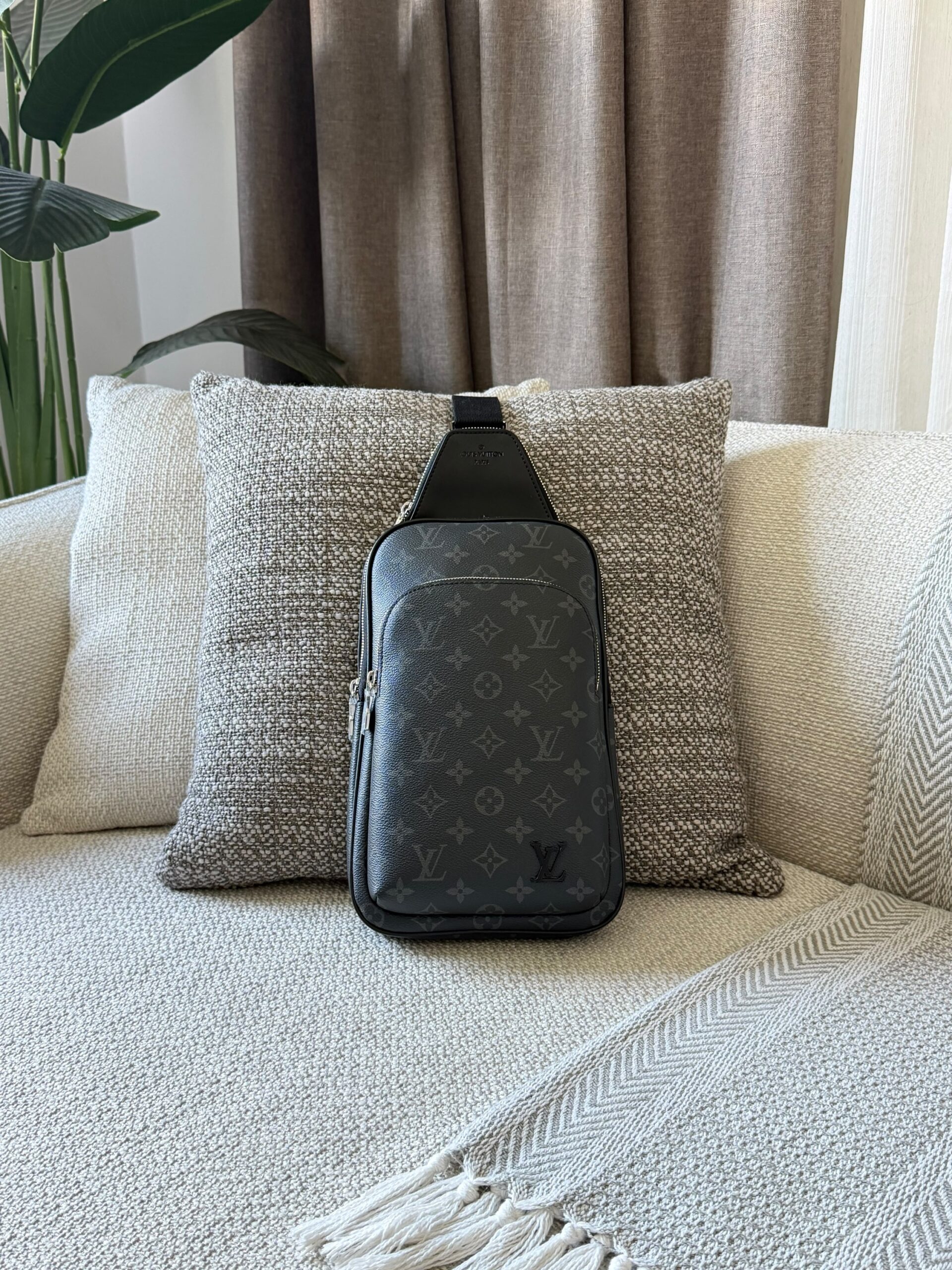 Louis Vuitton Avenue Slingbags - Image 19