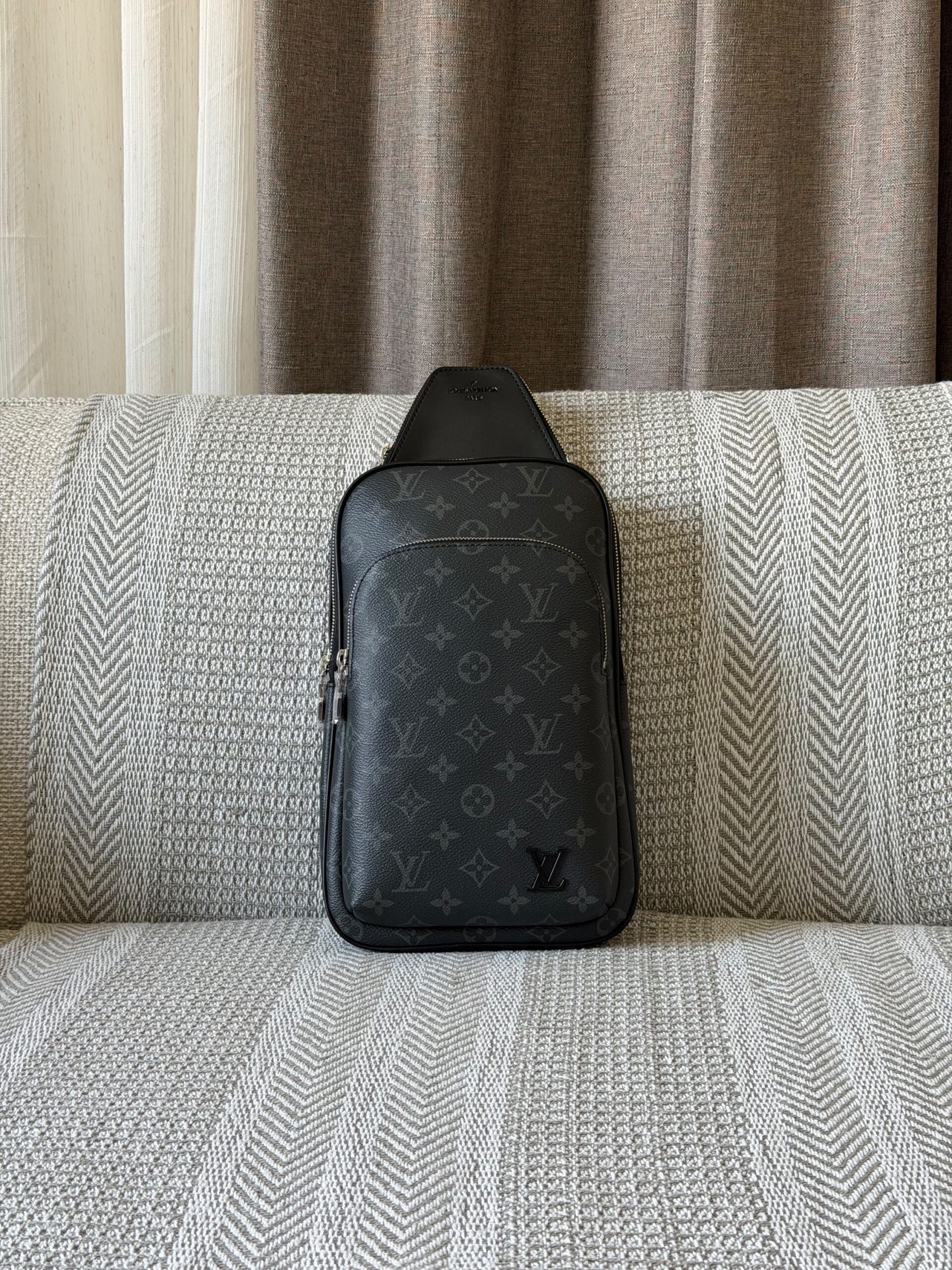 Louis Vuitton Avenue Slingbags - Image 18