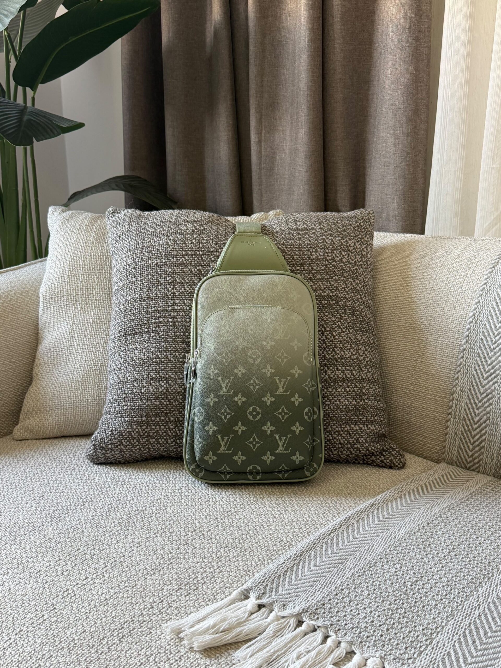 Louis Vuitton Avenue Slingbags - Image 7