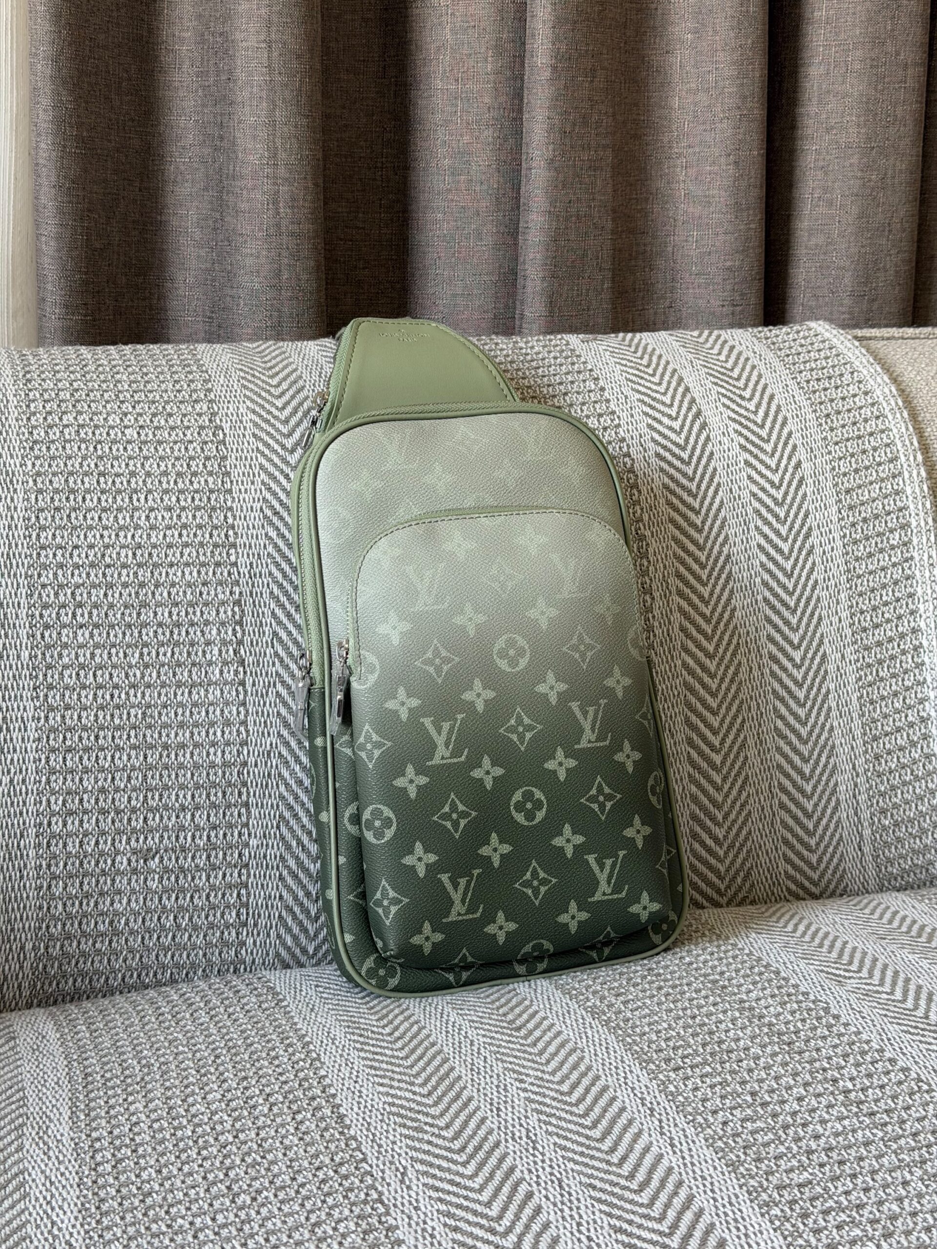 Louis Vuitton Avenue Slingbags - Image 6