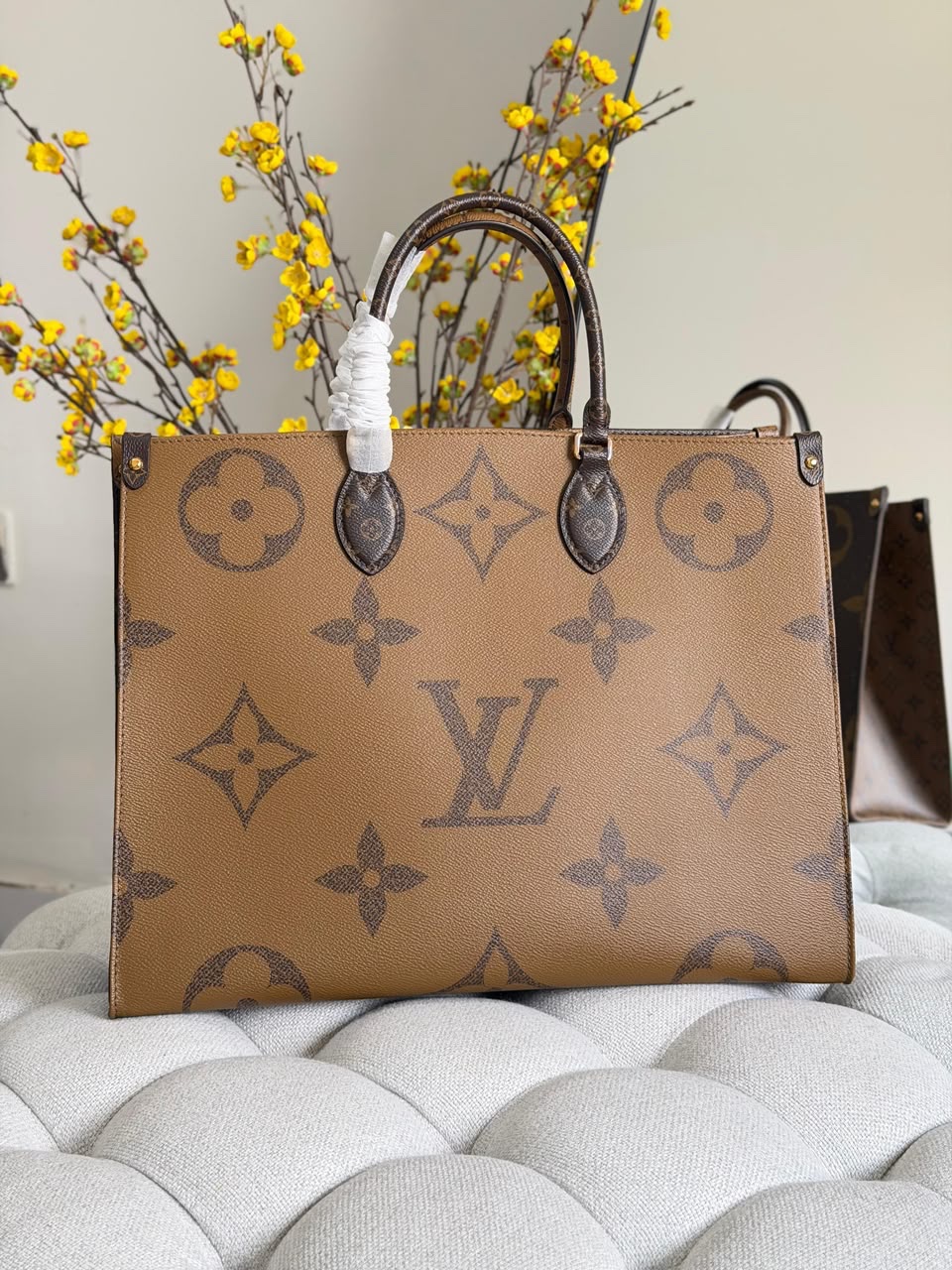 Louis Vuitton OnTheGo Tote - Image 4