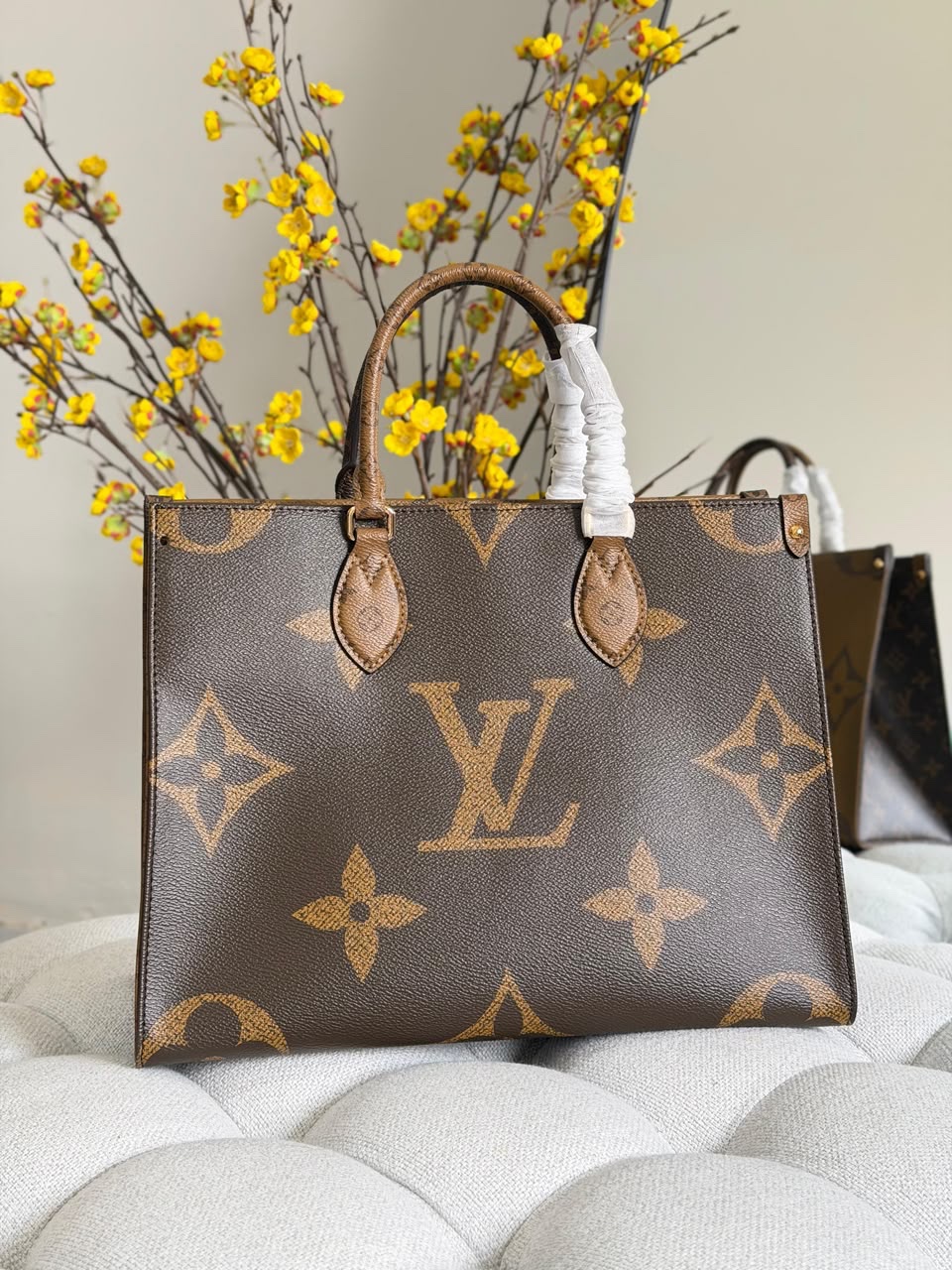 Louis Vuitton OnTheGo Tote - Image 5