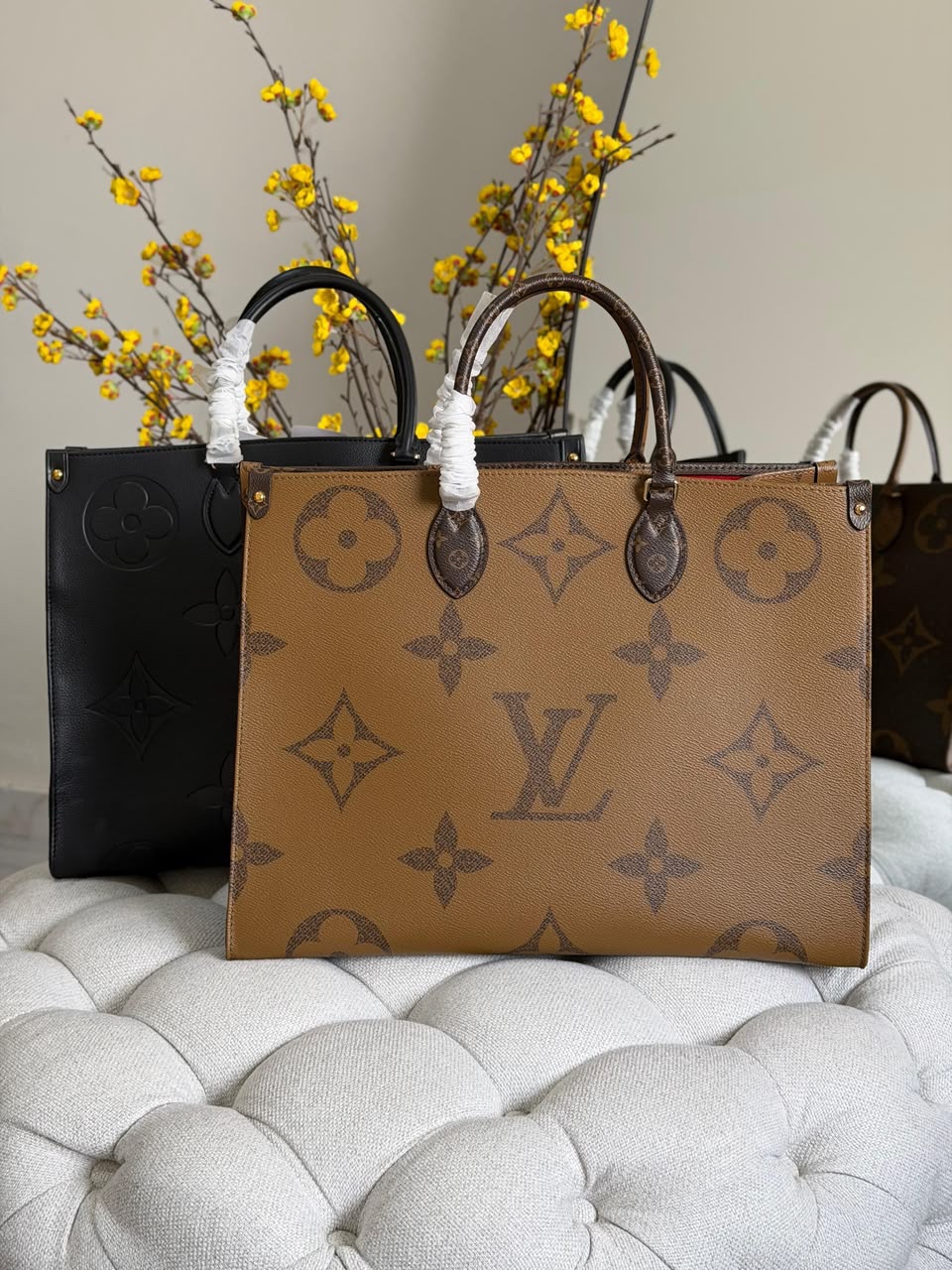 Louis Vuitton OnTheGo Tote - Image 6