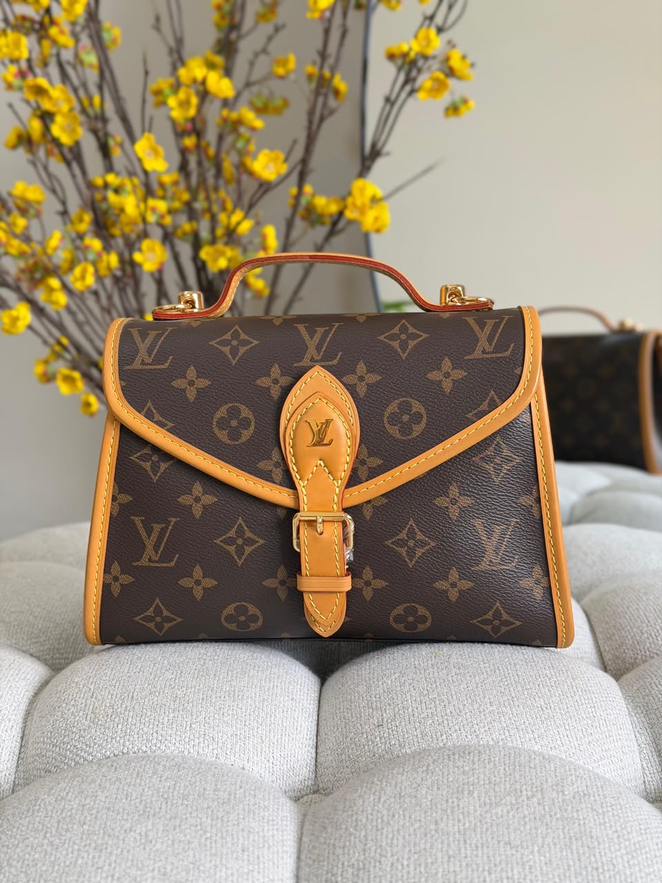 Louis Vuitton Tilsitt Bag - Image 3