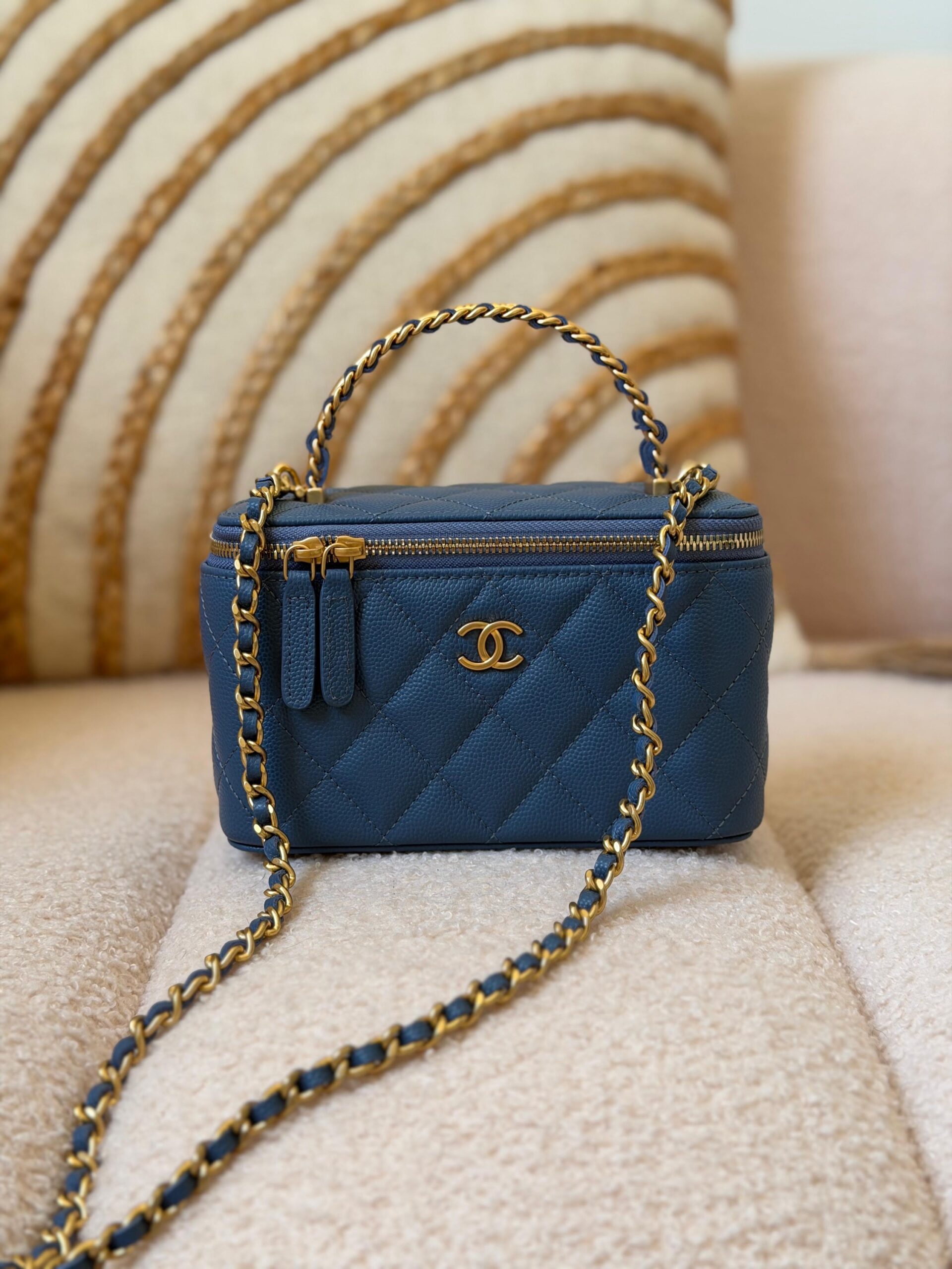 Chanel Vanity With Handle 16 Cm - Image 2