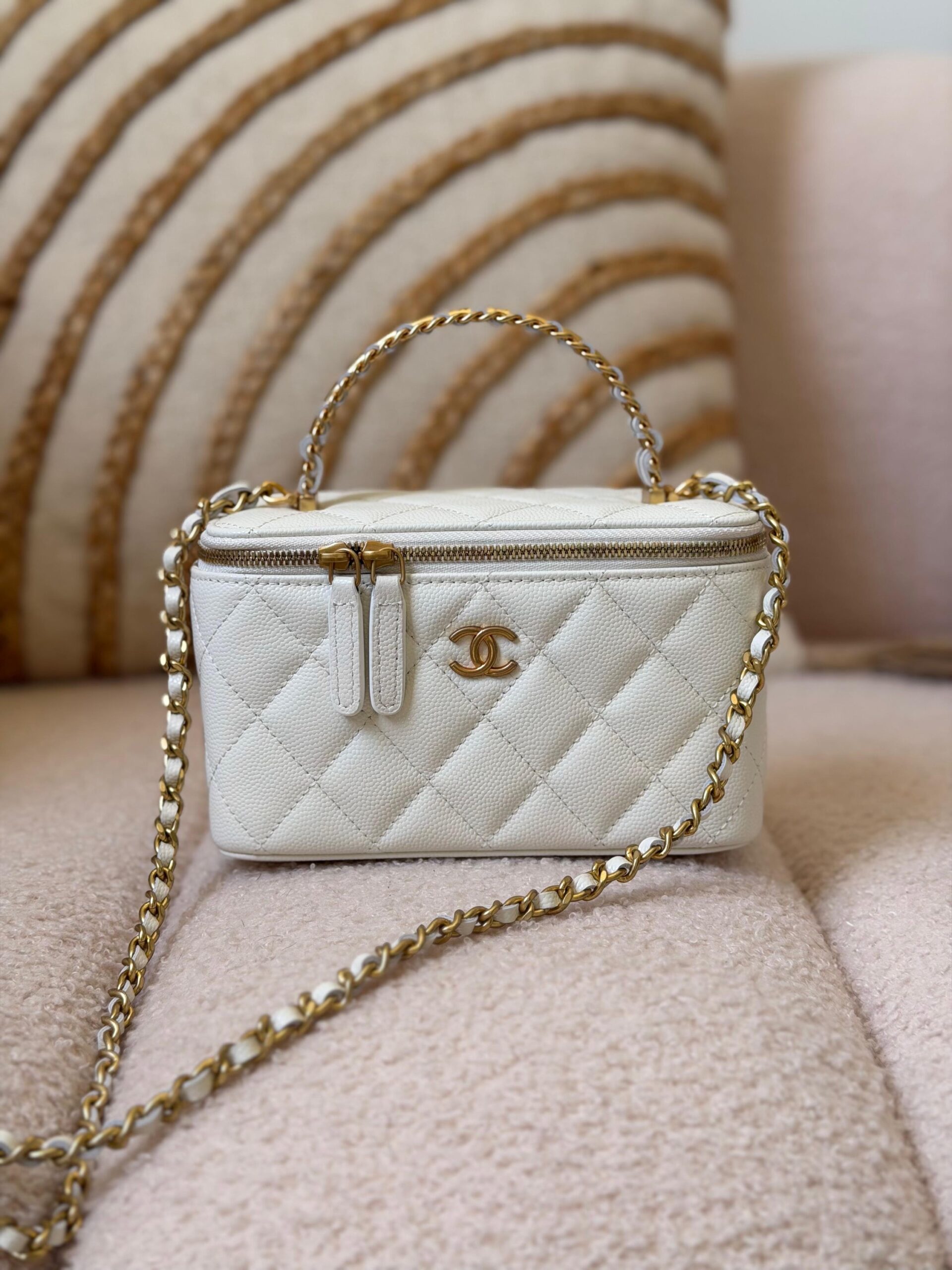 Chanel Vanity With Handle 16 Cm - Image 3