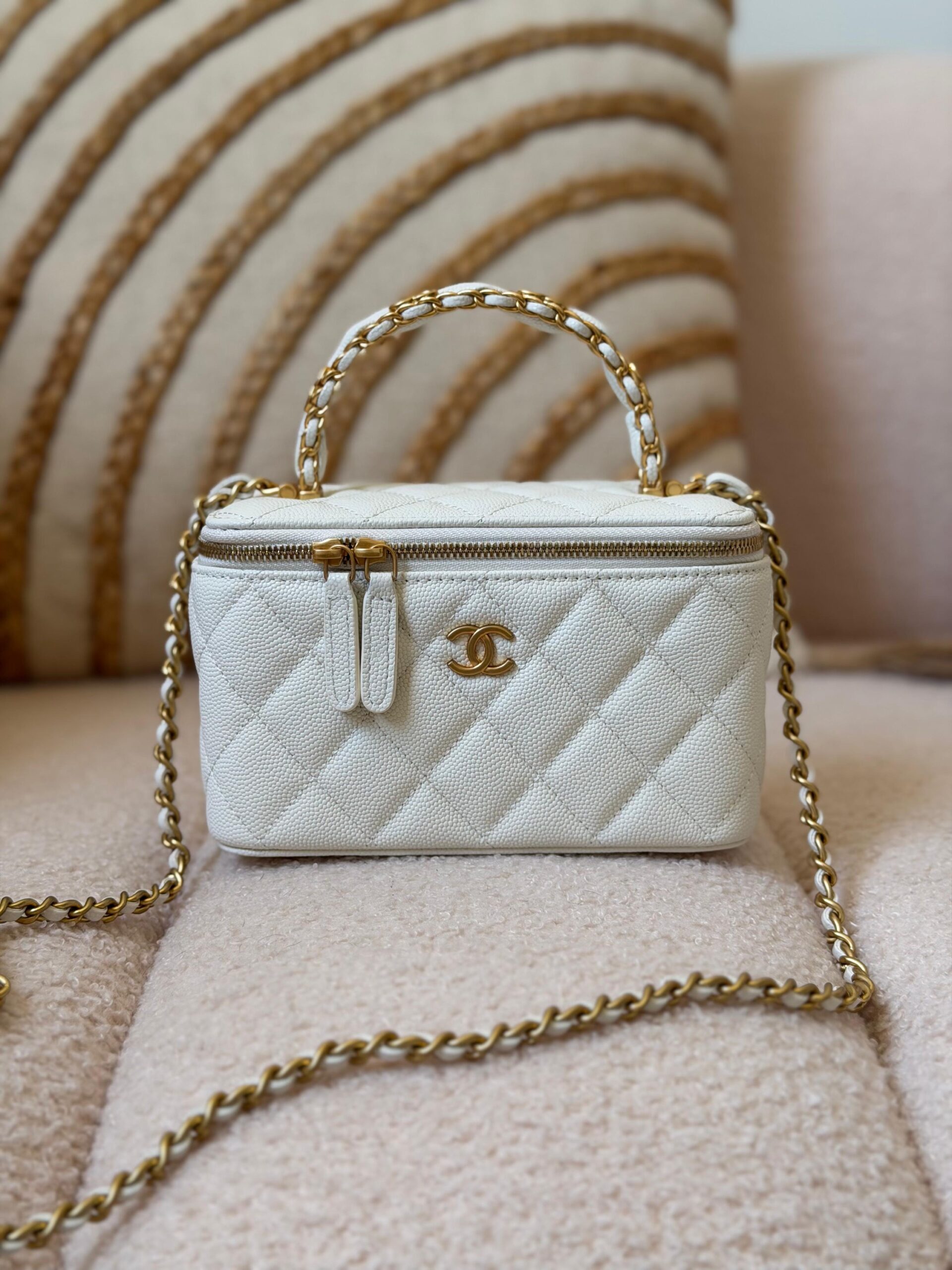 Chanel Vanity With Handle 16 Cm - Image 10