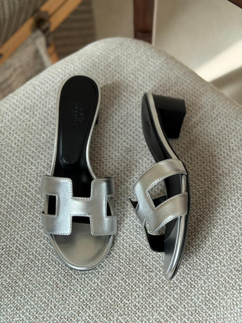 Hermès Oran Sandals In Metallic Silver Goatskin - Image 4