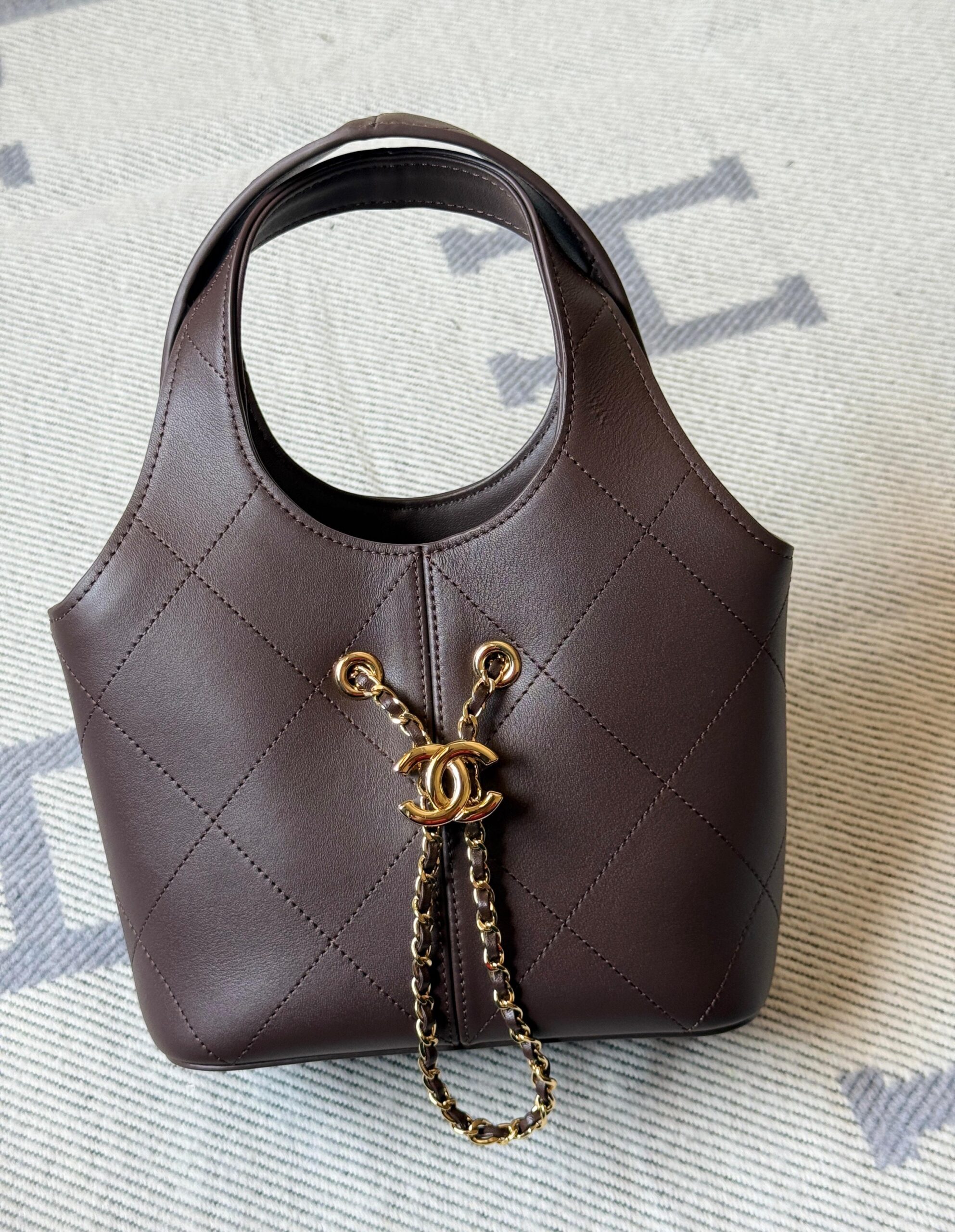 Chanel Tote calfskin With Gold Tone Hardware - Image 4