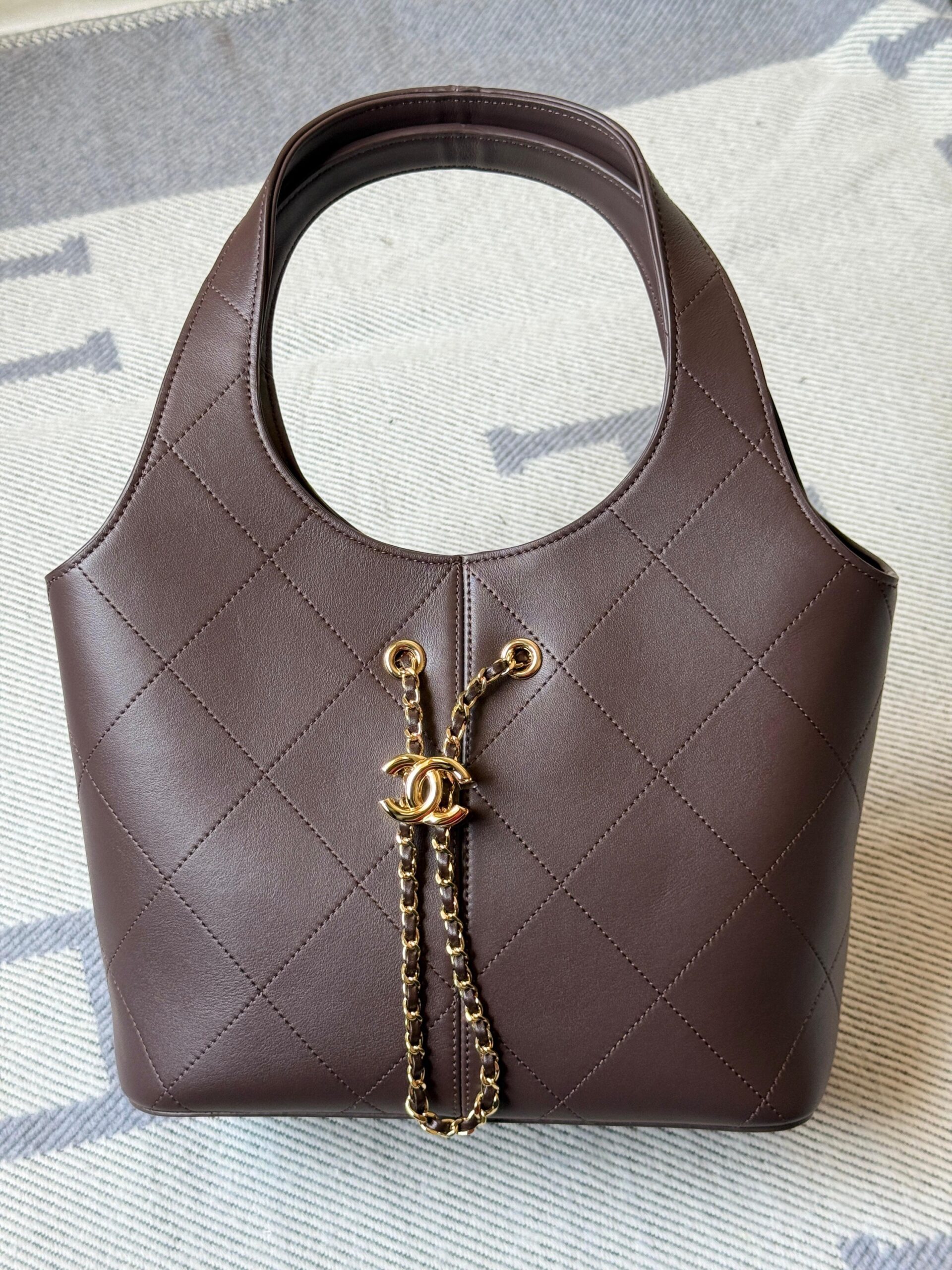 Chanel Tote calfskin With Gold Tone Hardware - Image 5