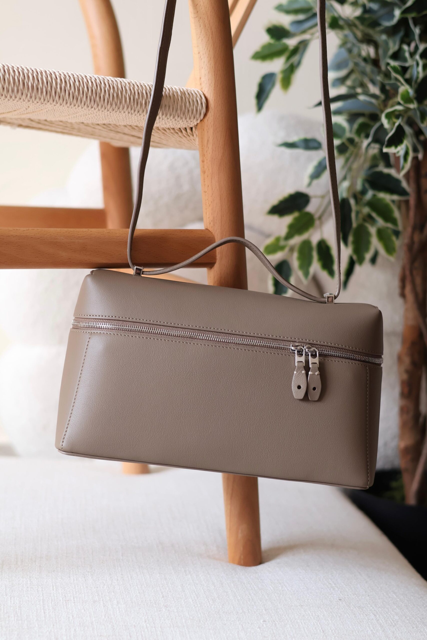 Loro Piana Extra Bag L27 is crafted from smooth calfskin - Image 7