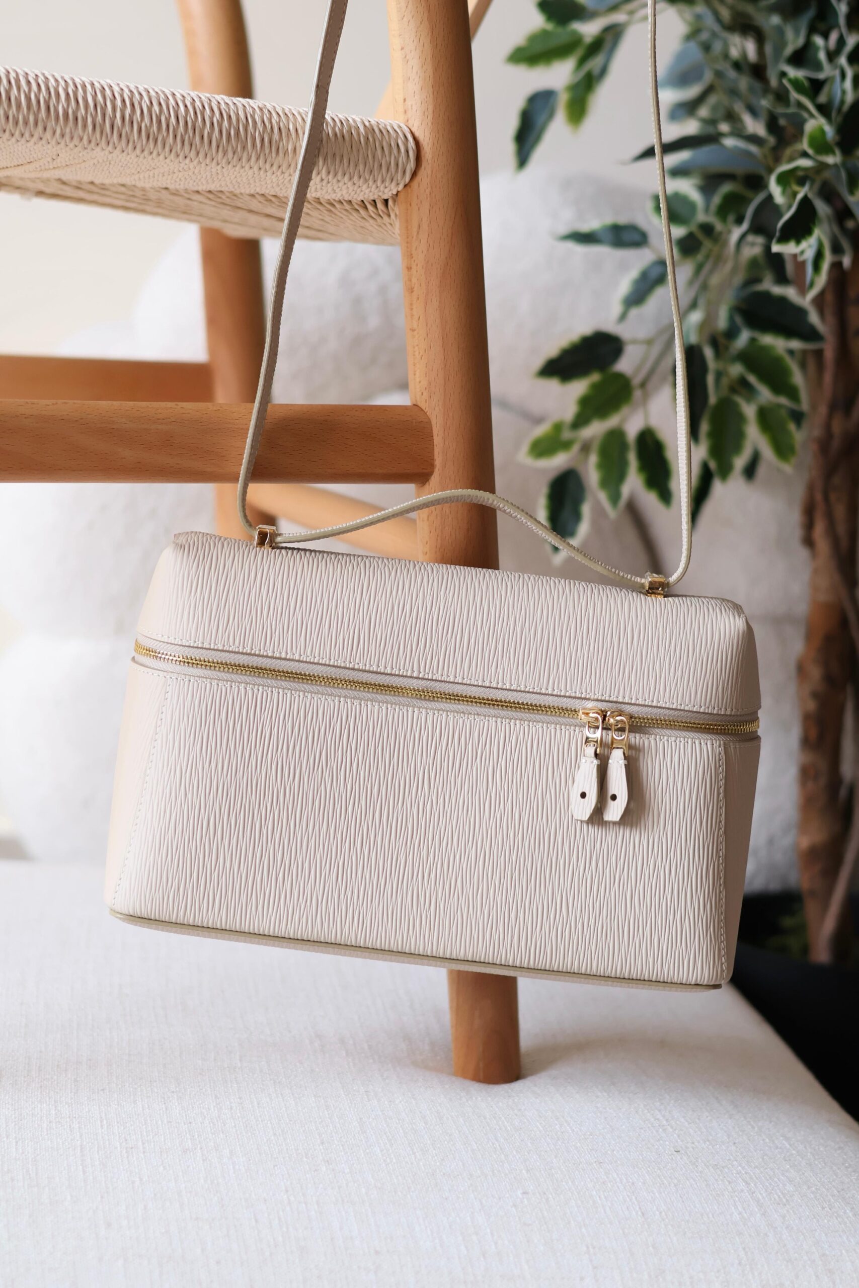 Loro Piana Extra Bag L27 is crafted from smooth calfskin - Image 4