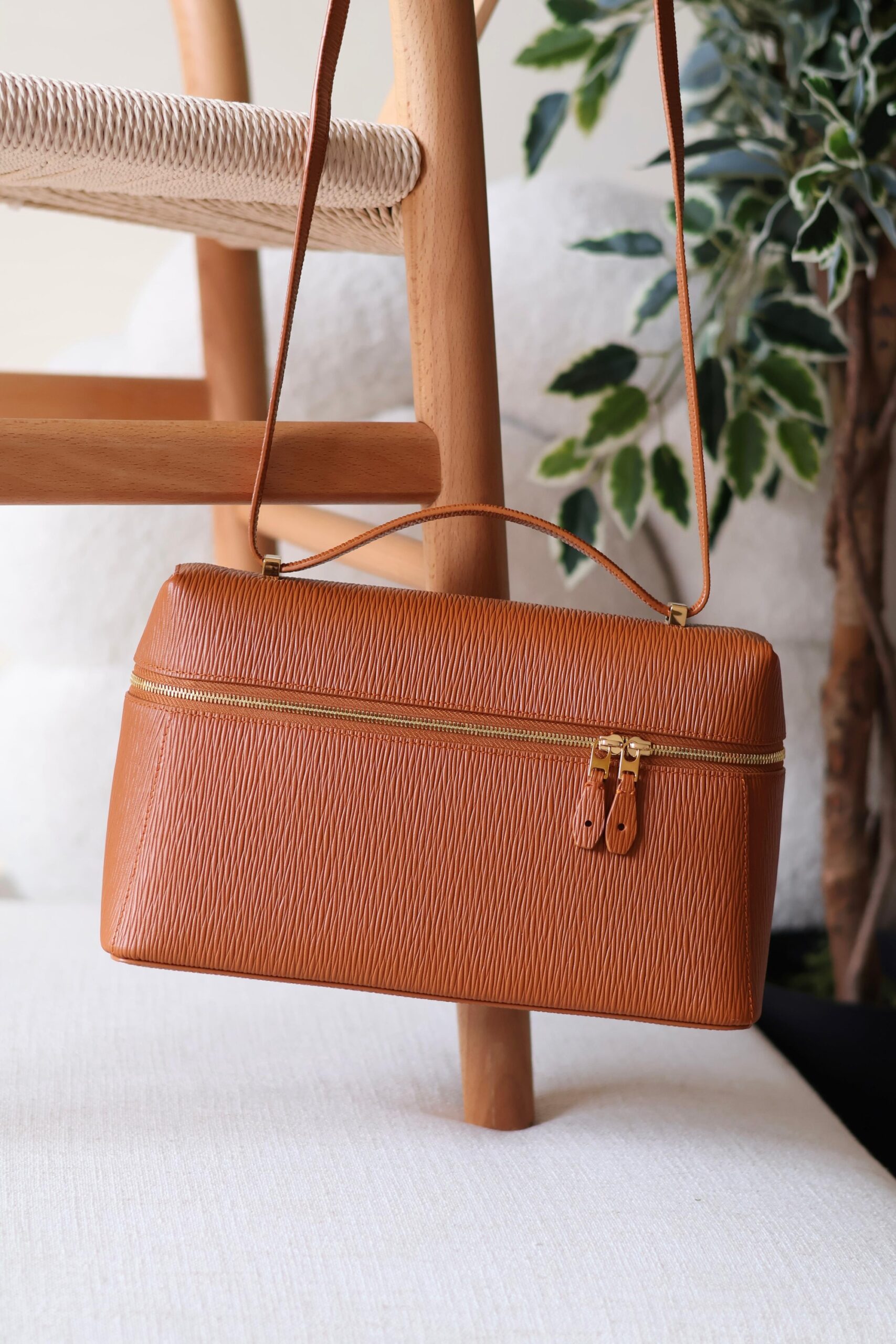 Loro Piana Extra Bag L27 is crafted from smooth calfskin - Image 6